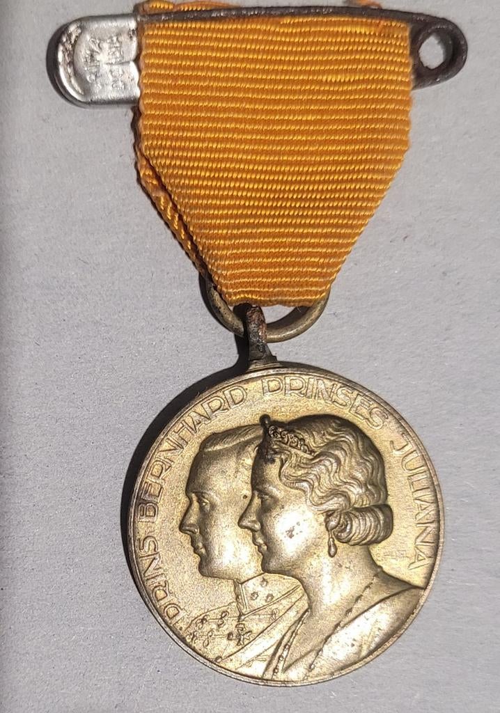NEDERLAND 1937 HUWELIJKSPENNING/MEDAILLE JULIANA & BERNHARD, Ophalen of Verzenden, Overige materialen