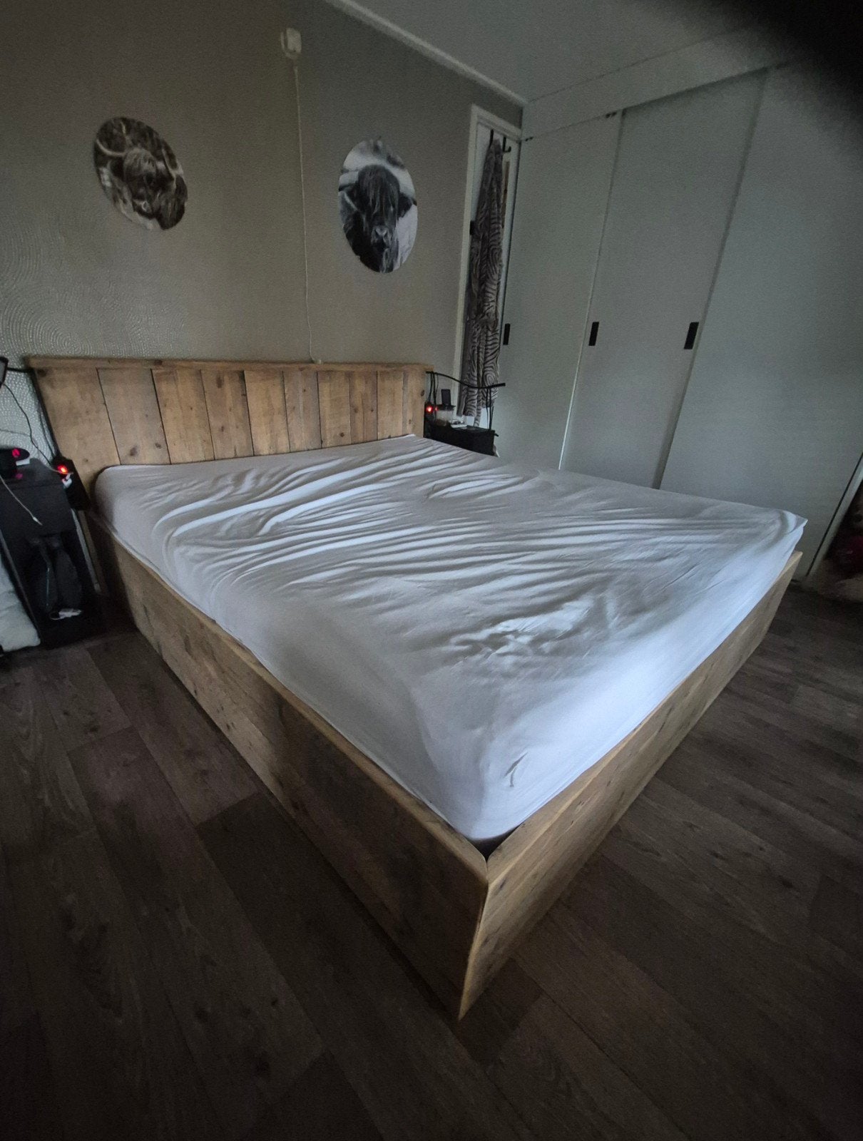 2 pers steigerhouten bedombouw+ bedbodems, leeslampjes+stoel, Ophalen, Zo goed als nieuw, Tweepersoons, Steigerhout