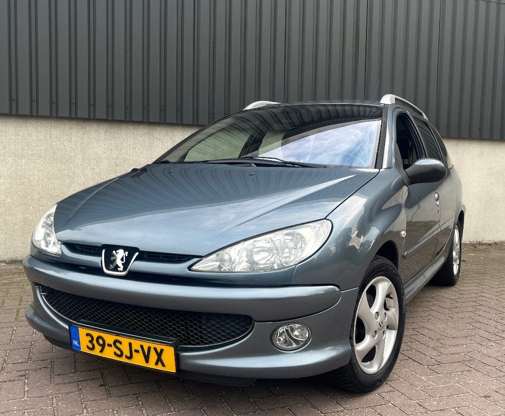Peugeot 206 SW | Apk 09-2027 | Trekhaak | Airco | distri v.v, Voorwielaandrijving, 40 €/maand, Zwart, 4 cilinders