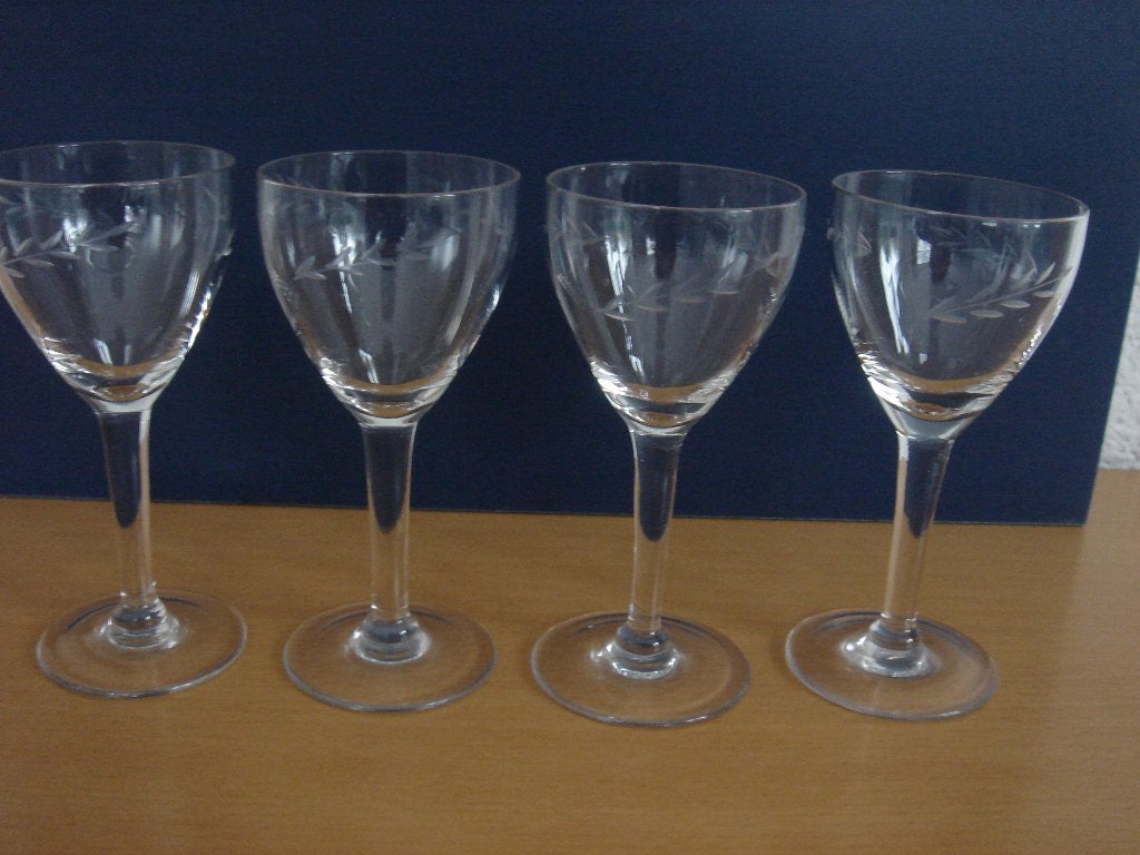 4 borrelglaasjes op voet met geslepen decoratie, Ophalen of Verzenden