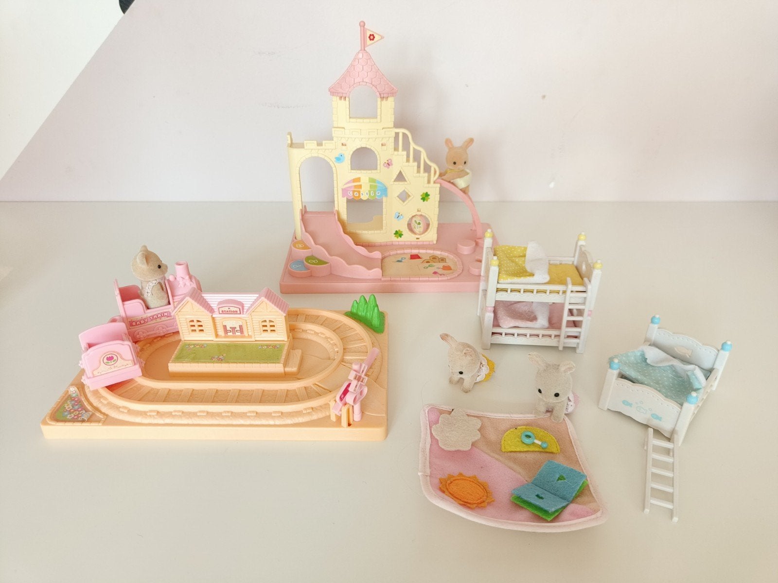 Sylvanian Families speelset: kasteel, trein en meubels, Ophalen of Verzenden, Gebruikt, Jongen of Meisje