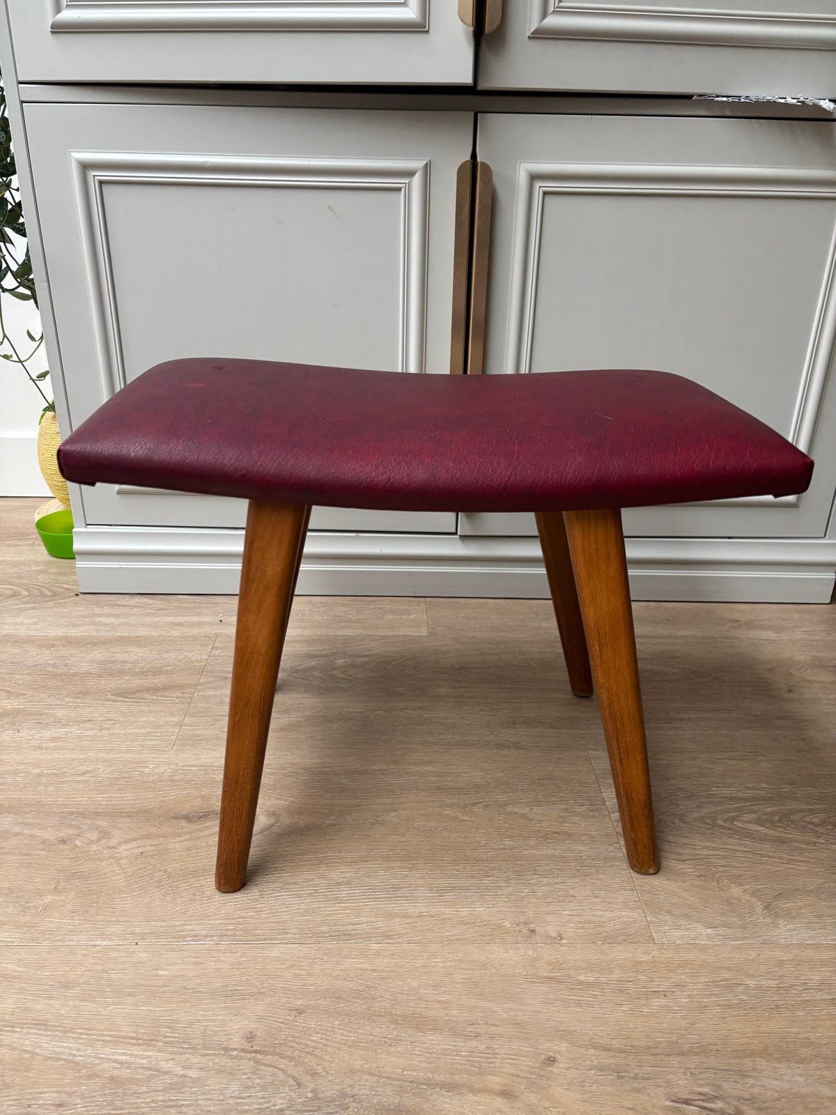 Vintage voeten krukje met rode zitting(skai leer), Ophalen, Zo goed als nieuw, Hout