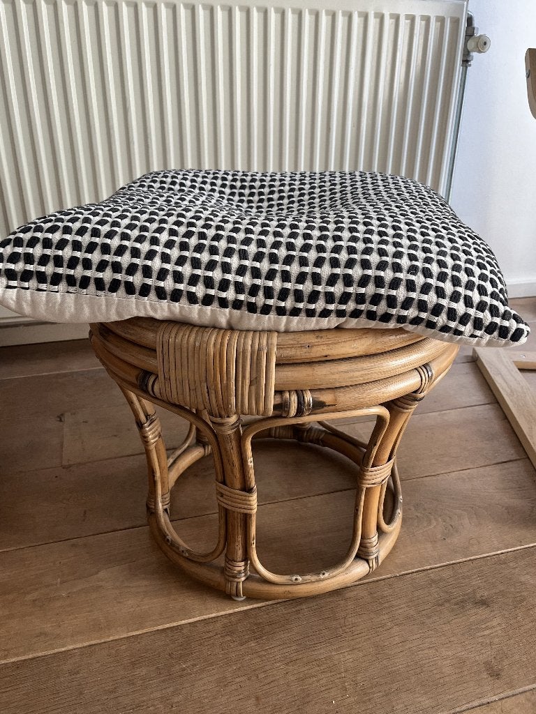 ⁠Stool with cushion – €20, Ophalen, Zo goed als nieuw, Overige kleuren, Eén