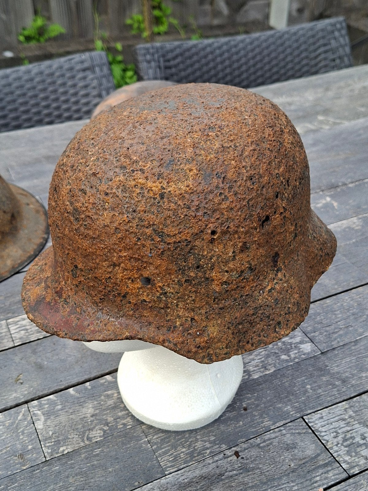 Duitse M35/M40 camouflage EX-SD helm (omgeving Berlijn), Verzamelen, Militaria | Tweede Wereldoorlog, Ophalen of Verzenden, Landmacht