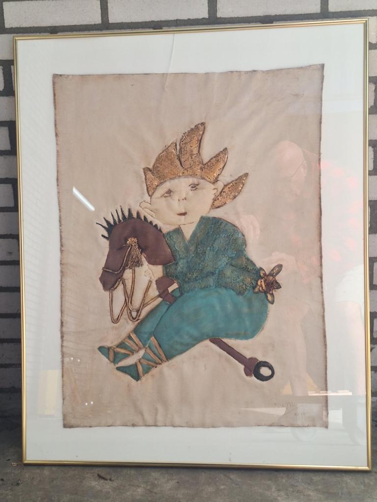 Ingelijste textielkunst: Elfje op stokpaardje, Antiek en Kunst, Kunst | Schilderijen | Klassiek, Ophalen