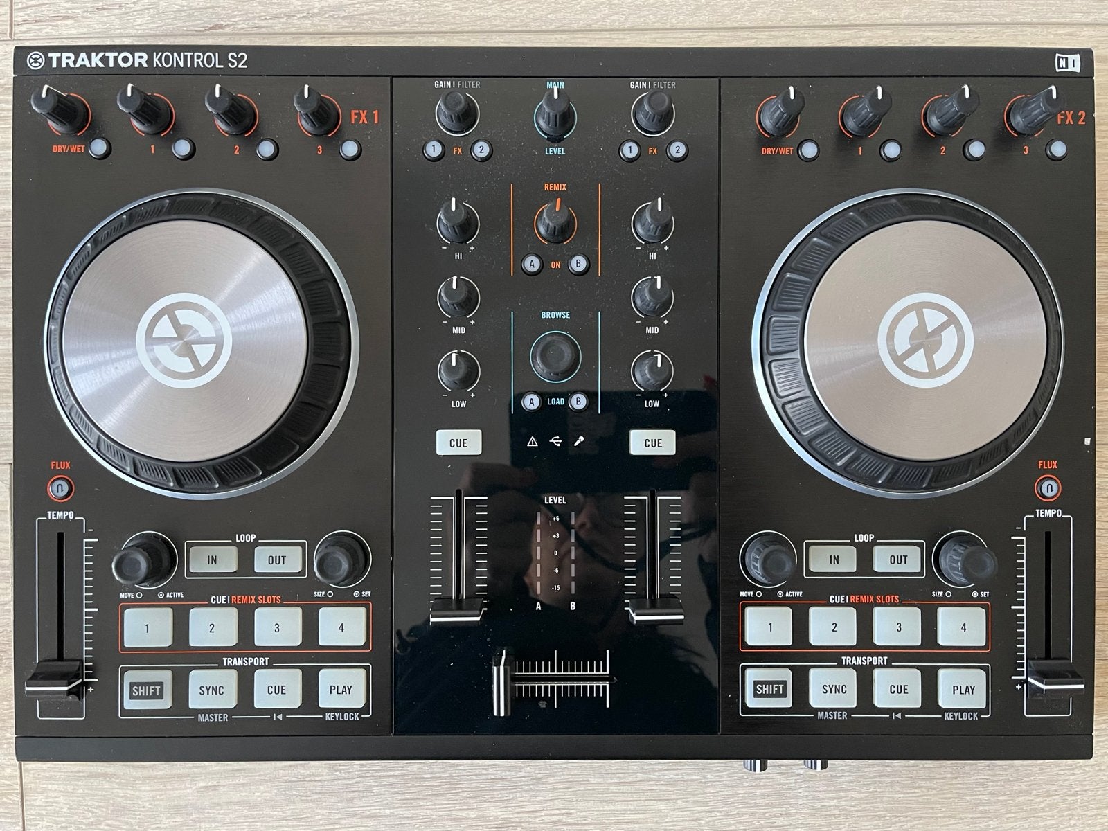 Native  Traktor Kontrol S2 MK2 — DJ controller + Decksaver, Ophalen of Verzenden, Zo goed als nieuw, Dj-set, Overige merken