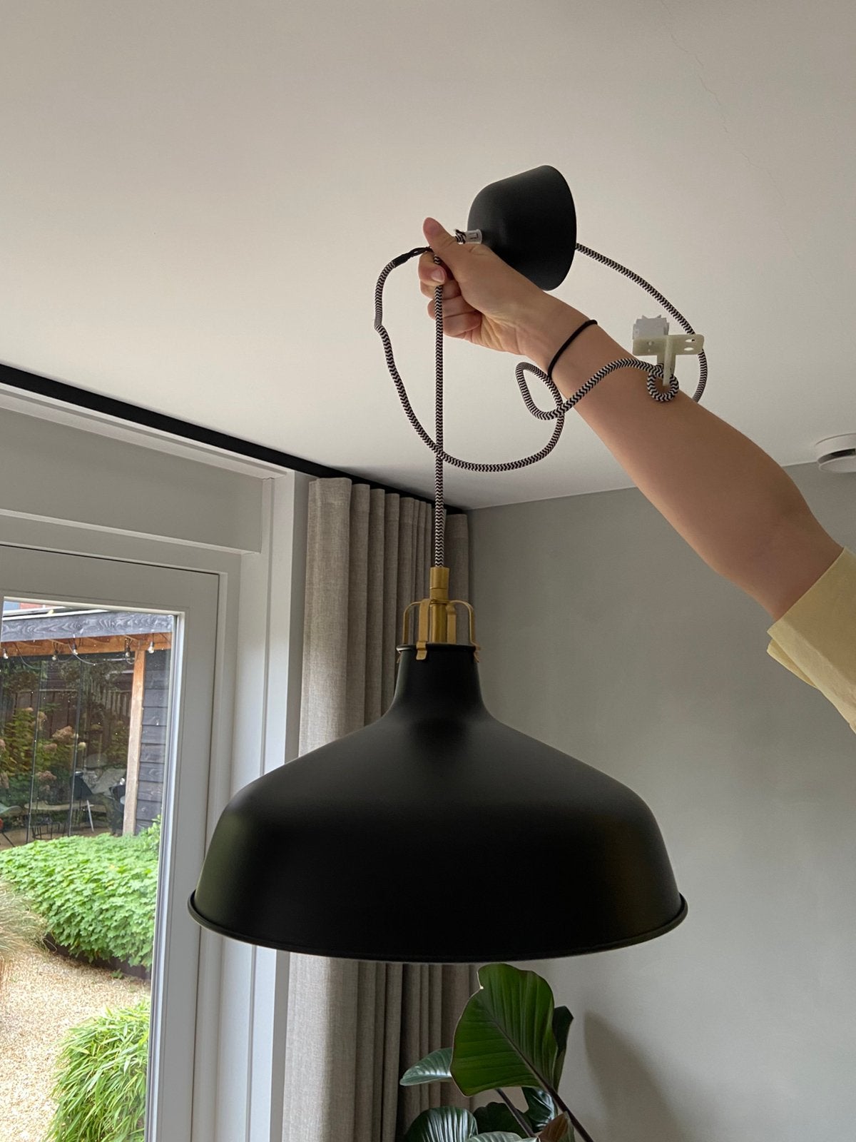 Gratis: zwarte hanglamp van Ikea, Ophalen, Gebruikt, Metaal, E27 (groot)