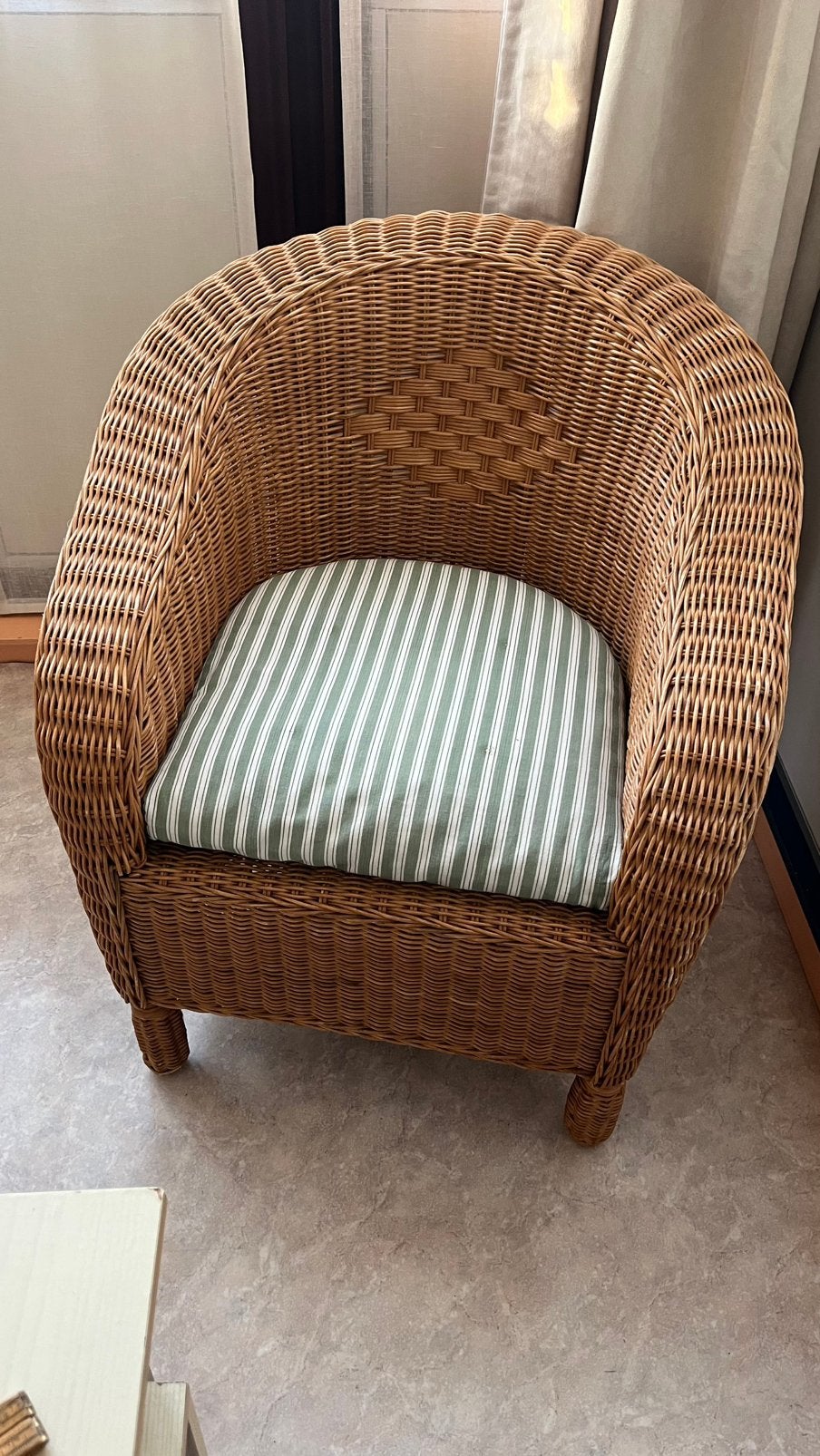 Rieten stoel ~ fauteuil met kussen., Bruin, Riet of Rotan, Ophalen of Verzenden, Zo goed als nieuw