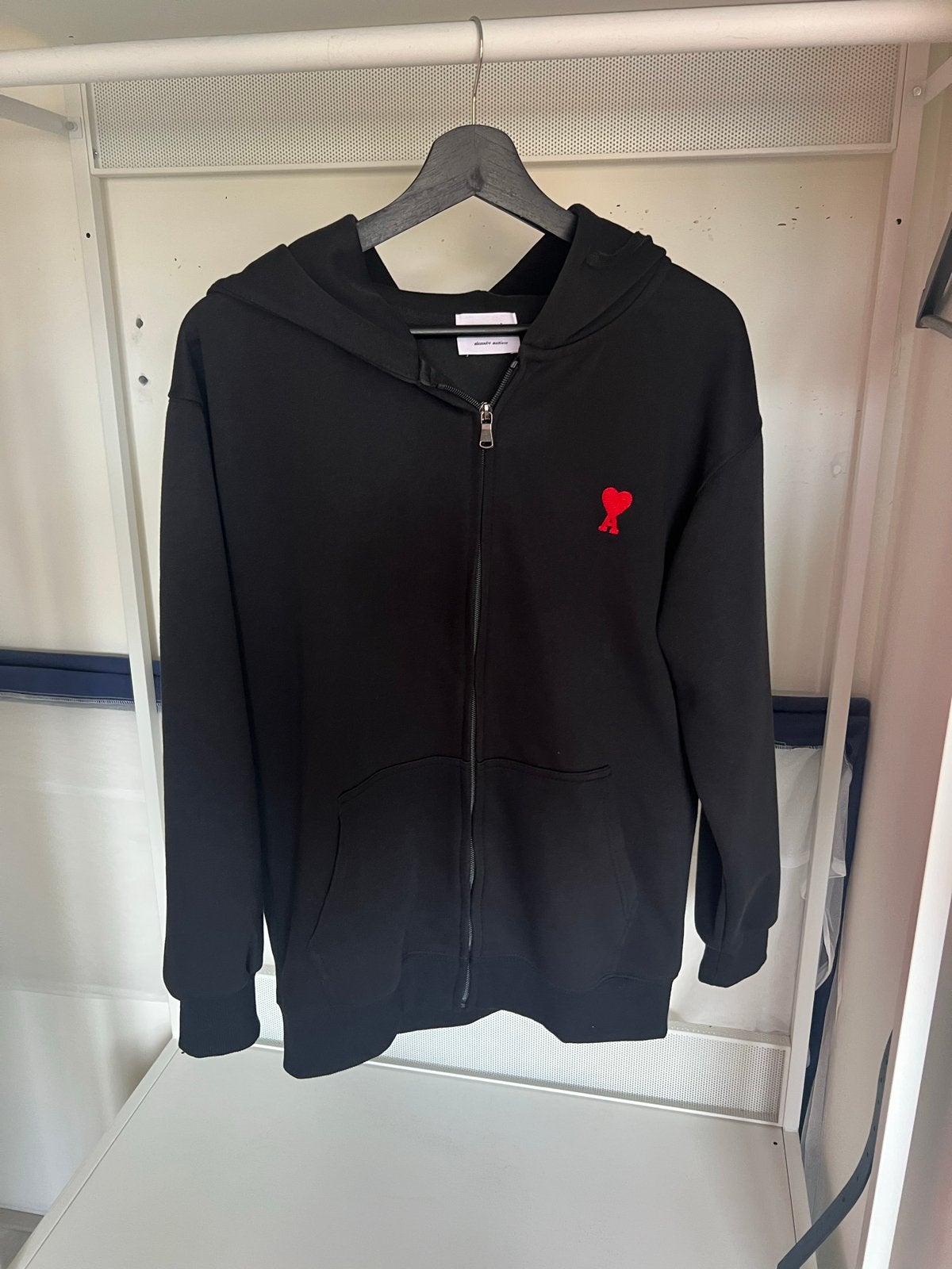 Ami Paris Hoodie Zwart met Rood Hartje, Kleding | Heren, Truien en Vesten, Ophalen of Verzenden, Zo goed als nieuw, Maat 48/50 (M)