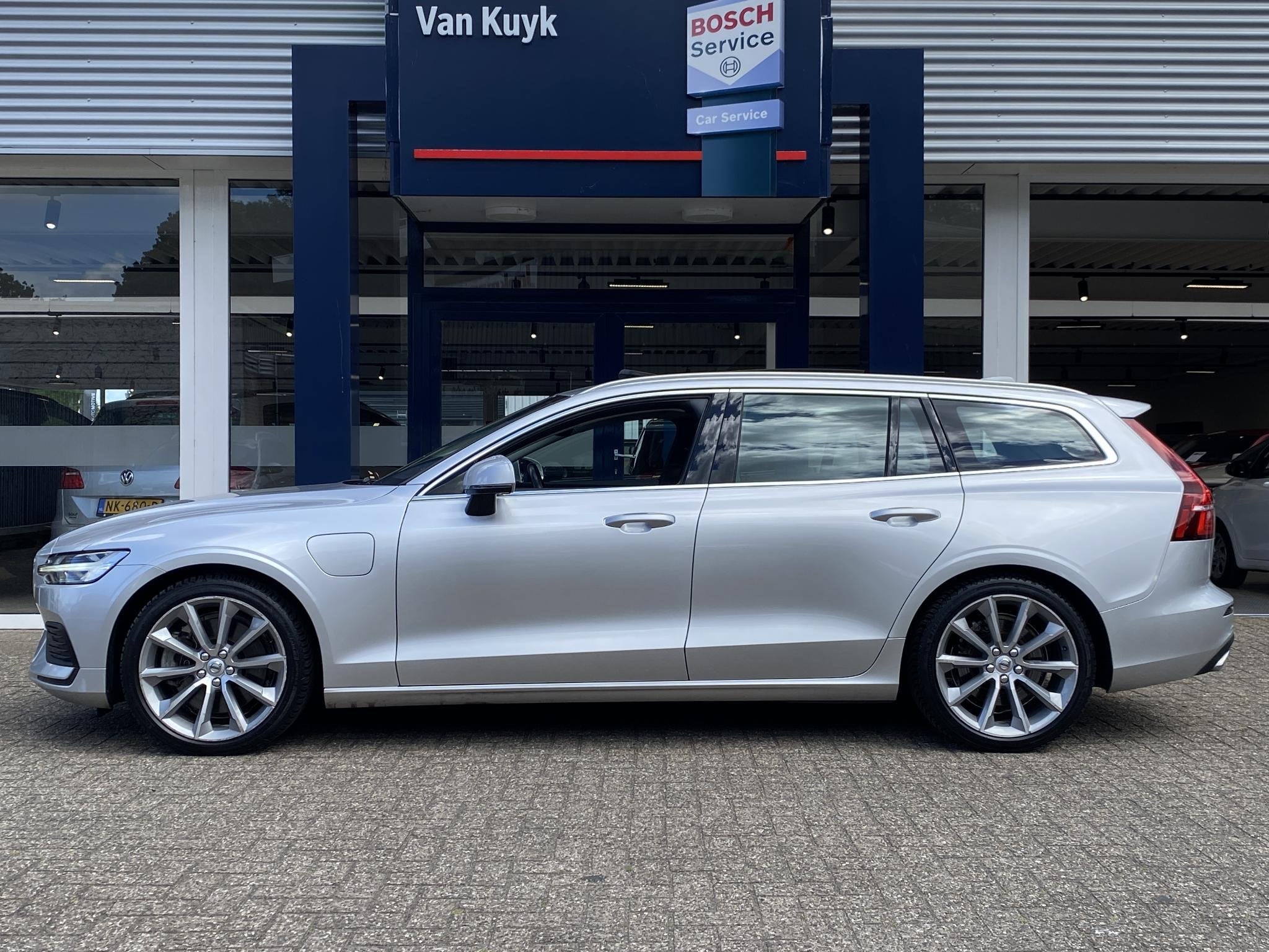 Volvo V60 2.0 T6 Twin Engine AWD Momentum Pro / Luxury Line, Auto's, Dealer onderhouden, Gebruikt, Euro 6, 4 cilinders