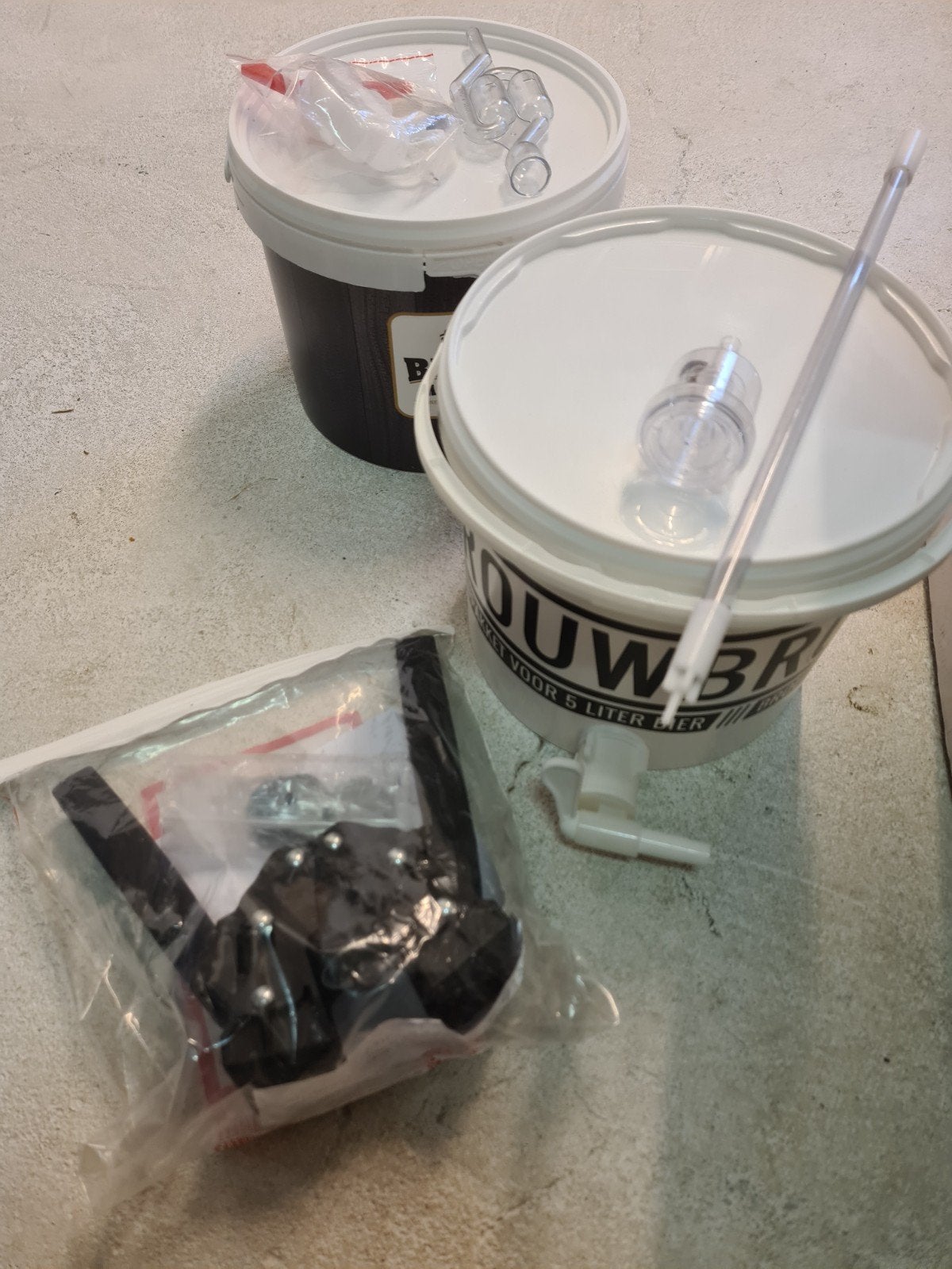 Bierbrouwkit met flessen, kroonkurkentang en emmers, Ophalen, Gebruikt