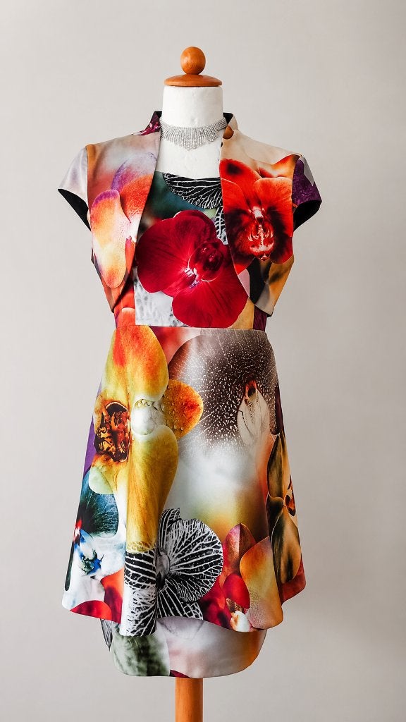 Kleurrijke bloemenprint jurk met bolero, Kleding | Dames, Maat 42/44 (L), Nieuw, Addy van den Krommenacker, Boven de knie