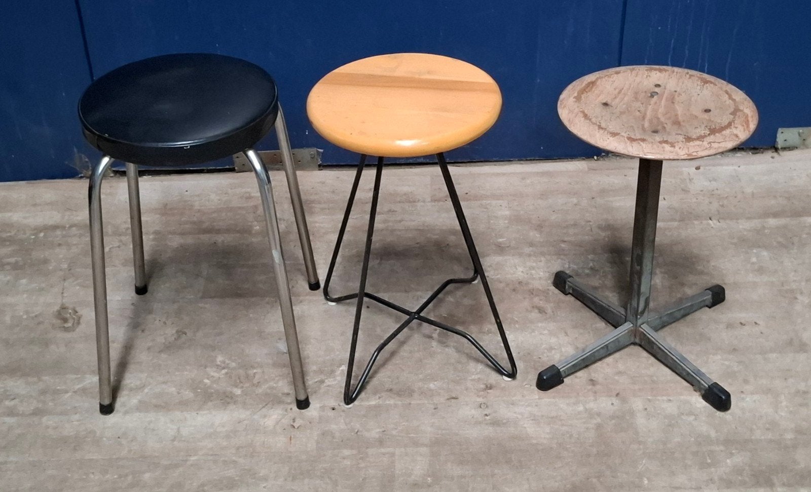 3 x kruk / 3 krukjes met metalen onderstel, Ophalen, Gebruikt, Hout