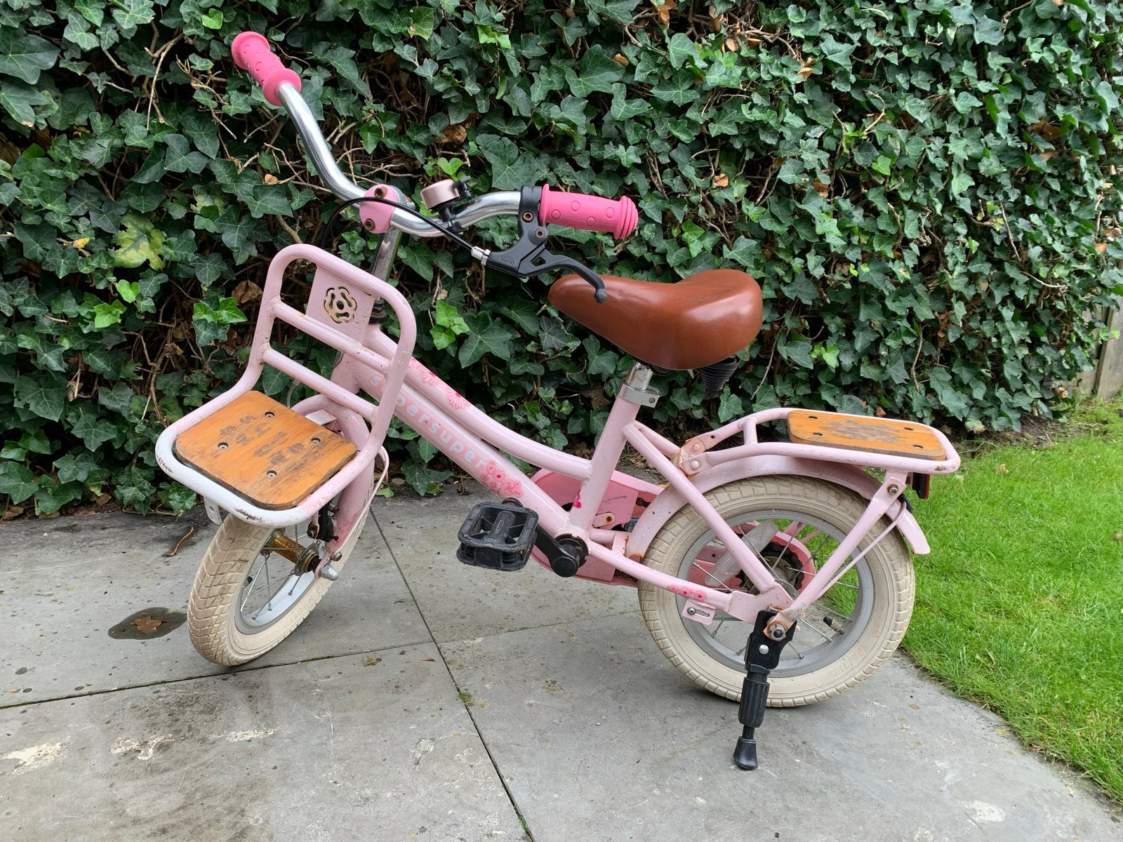 Roze kinderfiets SuperSuper 12 inch met voordrager, Ophalen, Gebruikt, Terugtraprem, Minder dan 16 inch