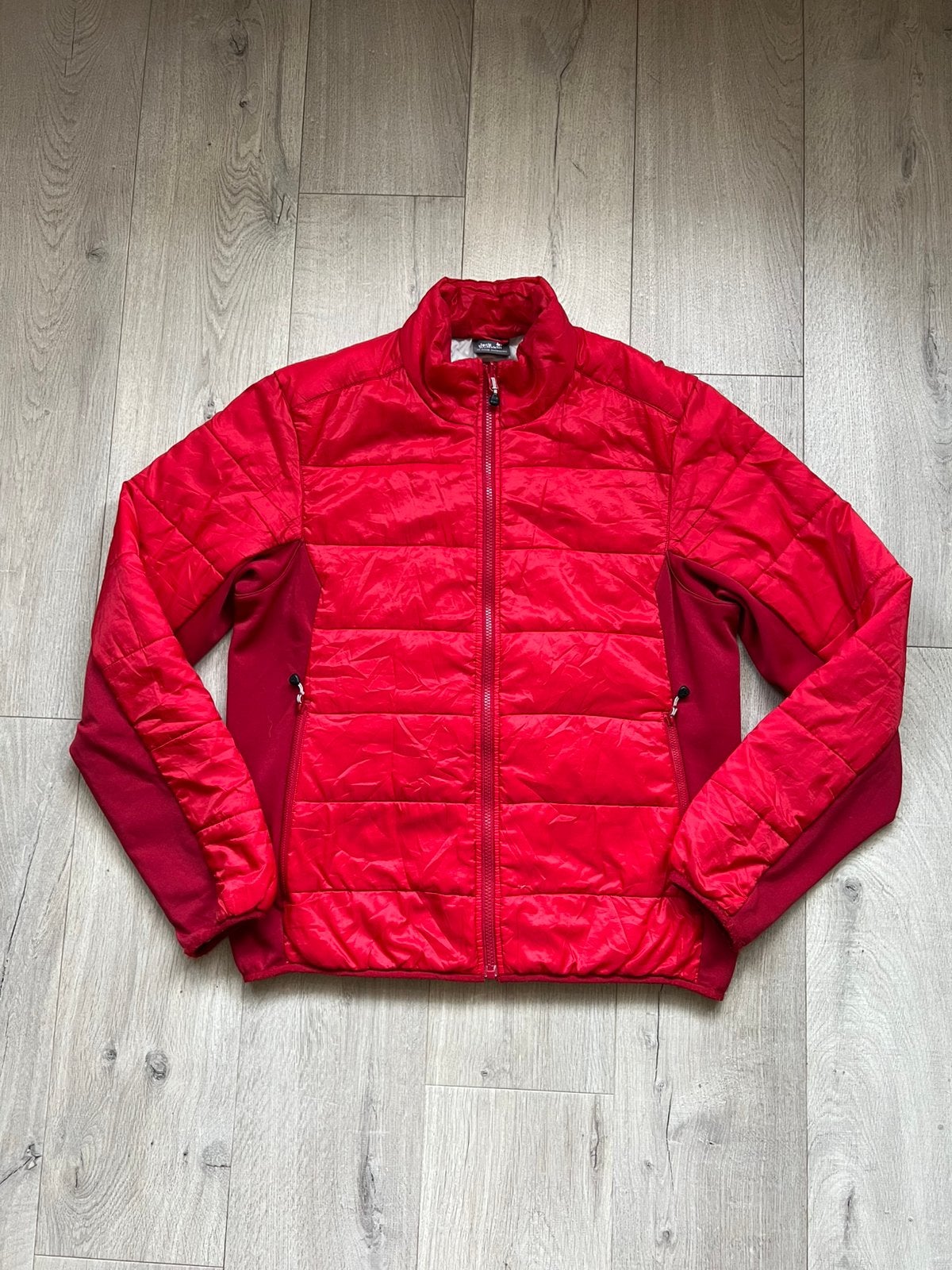 Jack Wolfskin Microguard Gewatteerde Jas - Maat L, Verzenden, Zo goed als nieuw, Maat 52/54 (L), Rood