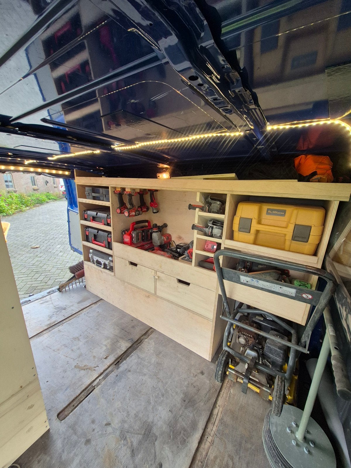 Op maat gemaakte betimmering hovenier/timmerman voor Mercede, Ophalen, Gebruikt, Mercedes-Benz