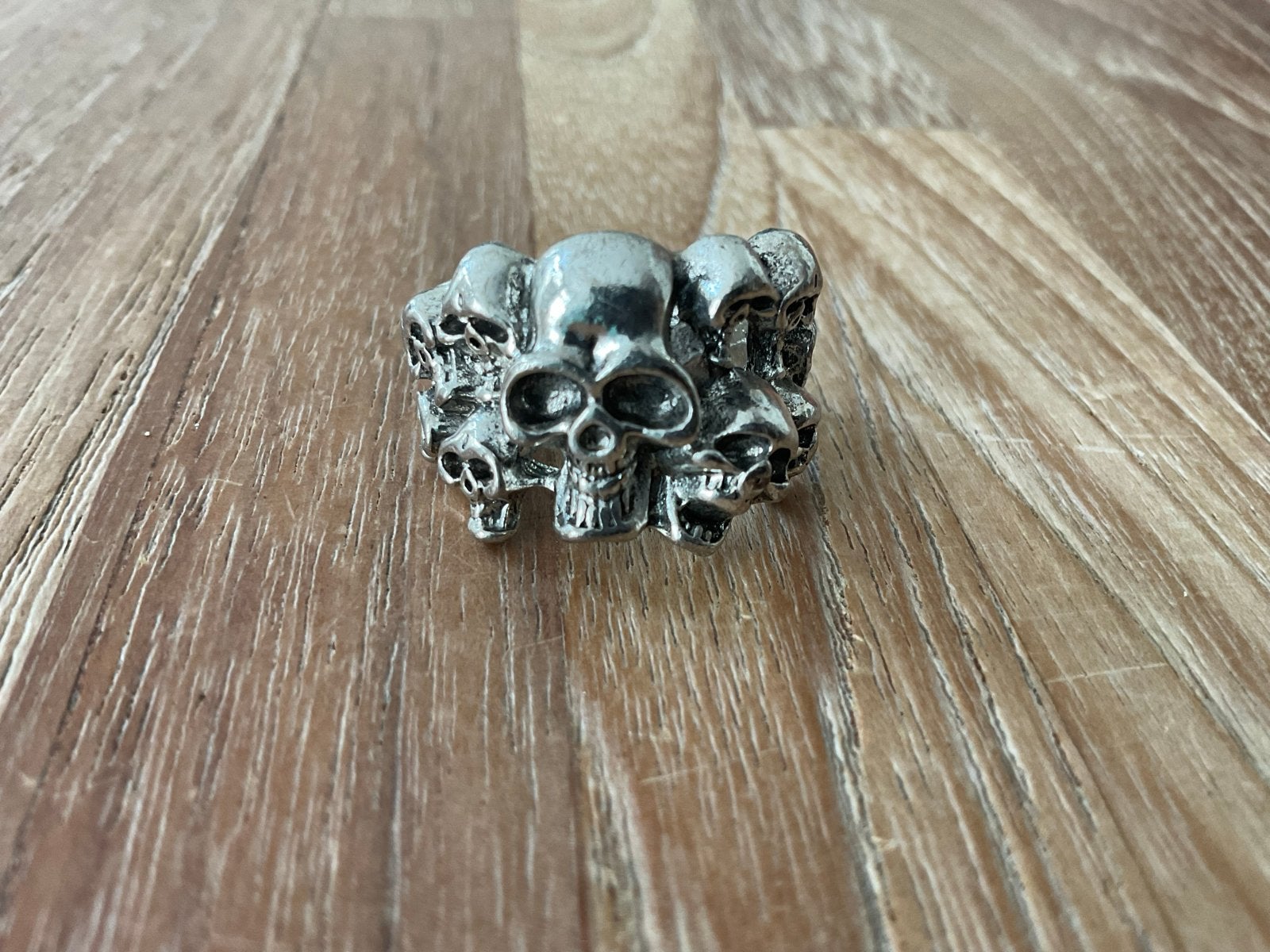 Zilveren ring met doodskoppen - Maat 19 mm, Gebruikt, 19 tot 20, Ophalen of Verzenden, Dame of Heer