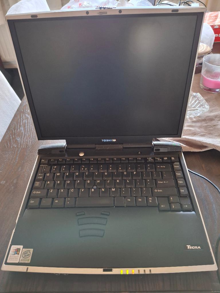 Toshiba Tecra T9000 Intel Pentium 3 laptop met Windows 2000, Computers en Software, Vintage Computers, Ophalen of Verzenden