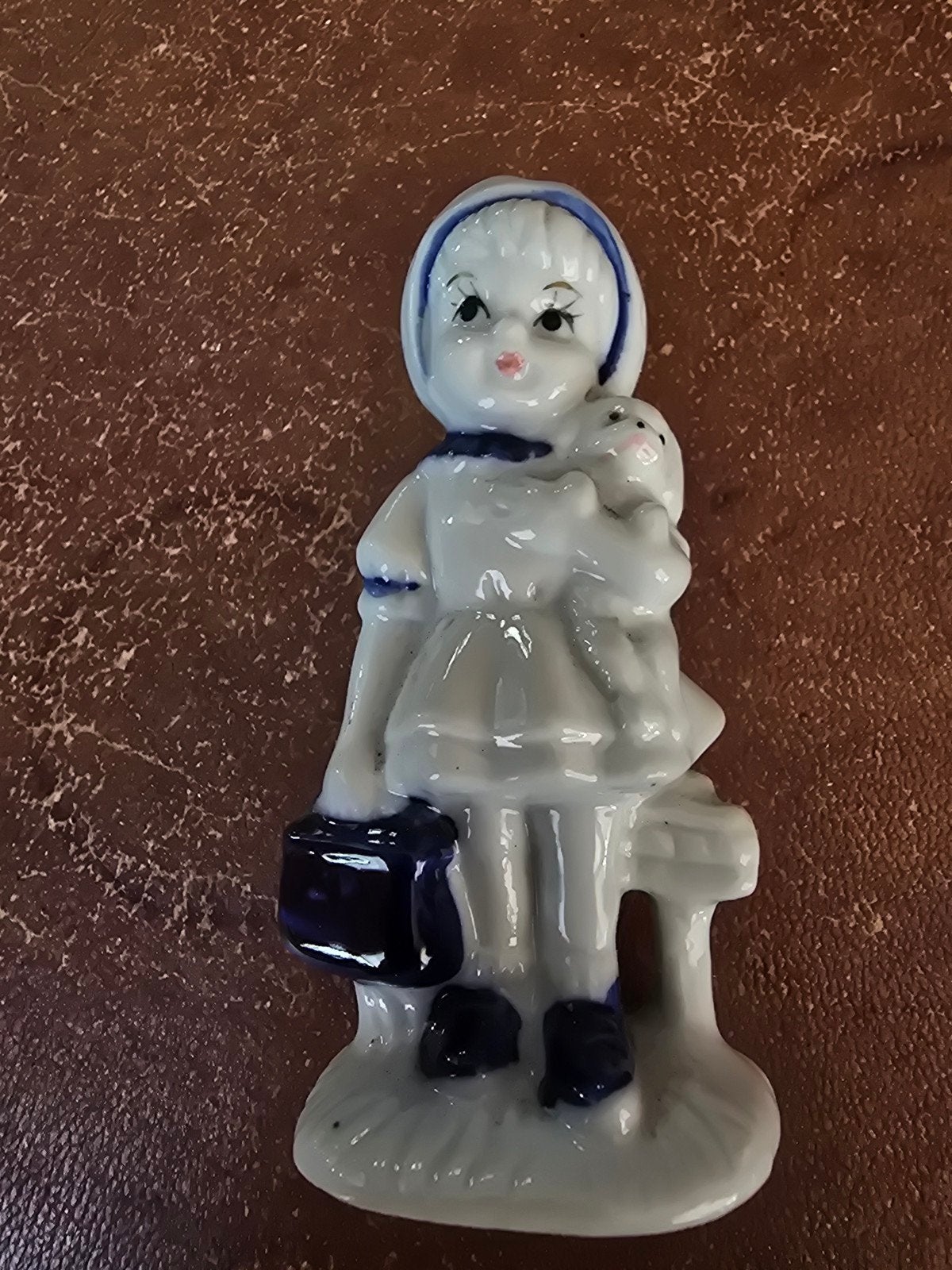 Vintage porseleinen beeldje: Meisje met pop, handgeschilderd, Antiek en Kunst, Antiek | Porselein, Verzenden