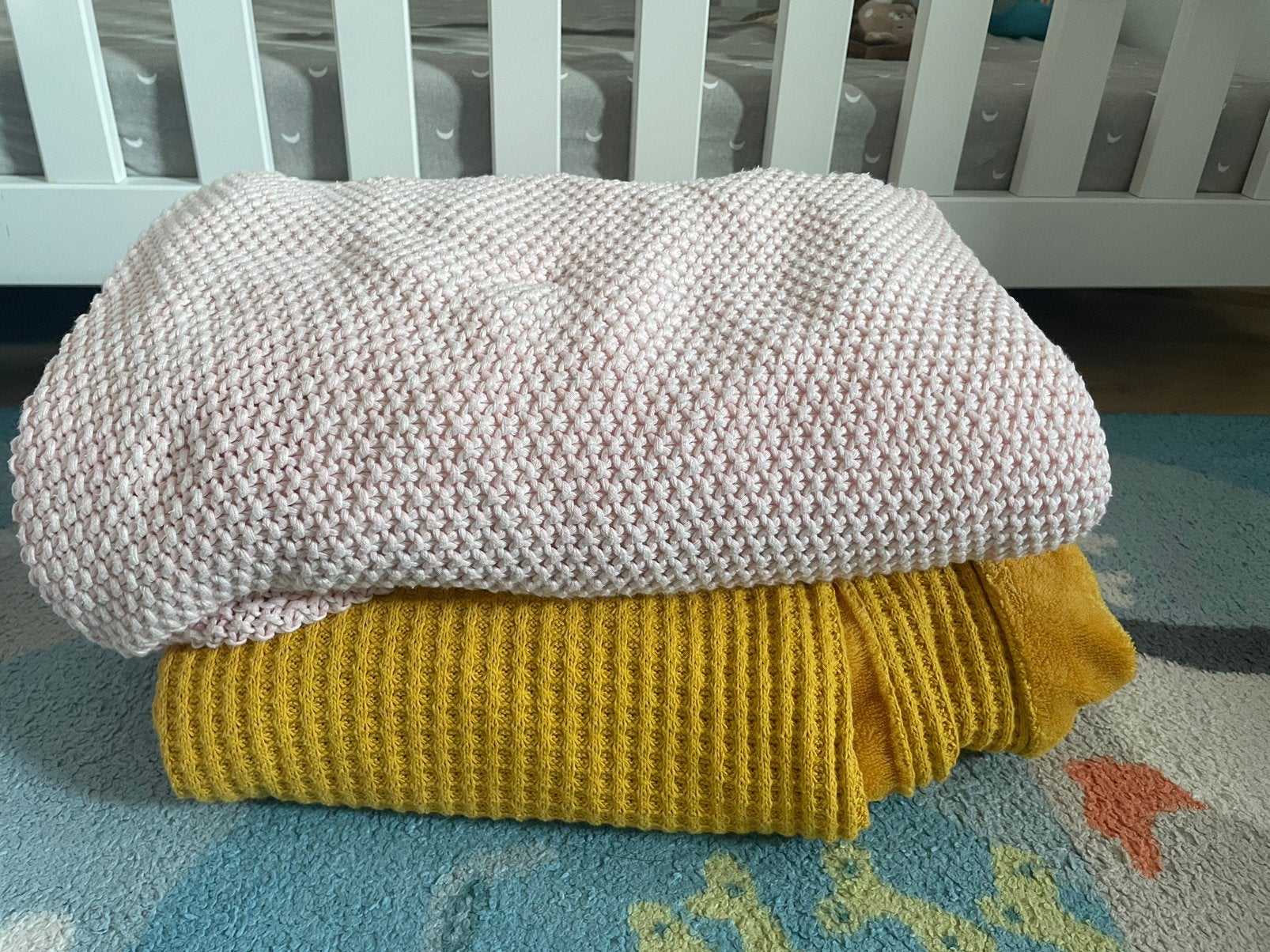 Zachte babydekens: roze gebreid en geel wafelstof, Ophalen, Zo goed als nieuw, Meerkleurig, Deken
