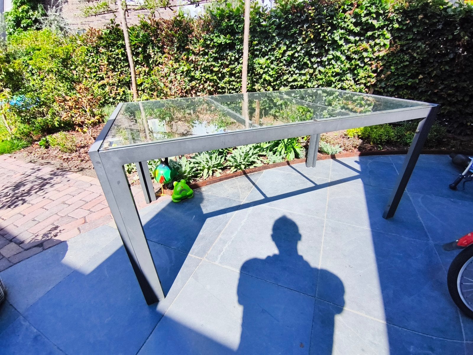 Moderne tuintafel met glazen blad, Tuin en Terras, Tuintafels, Ophalen, Gebruikt, Rechthoekig, Metaal