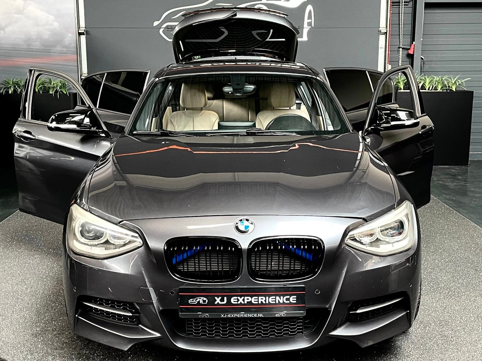 BMW 1-serie M135i xDrive 320 PK M-PERFORMANCE NAVI LEER, Auto's, Euro 5, Gebruikt, Beige, 320 pk