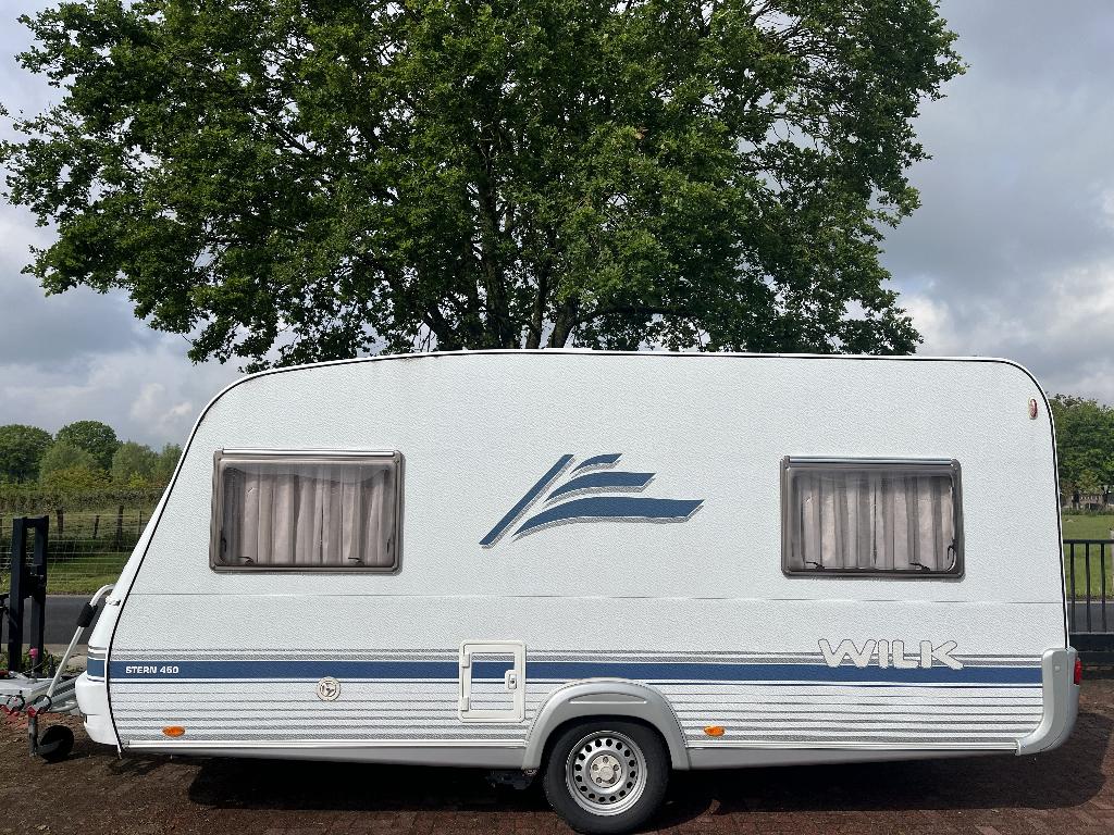 Zeer mooie Wilk Stern 450 met BREDE BEDDEN, Caravans en Kamperen, Caravans, Bedrijf, Treinzit, Tot en met 4, 1000 - 1250 kg