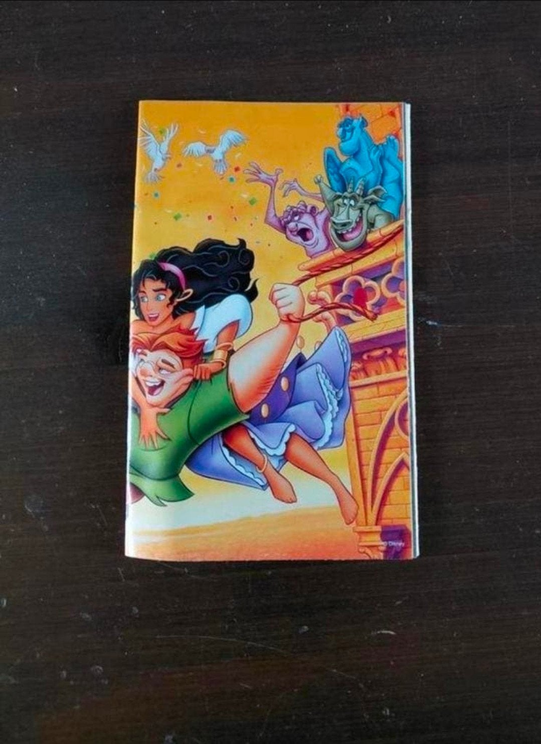 Disney videoband boekje Klokkenluider van de notre dame., Verzamelen, Ophalen of Verzenden, Overige figuren, Zo goed als nieuw