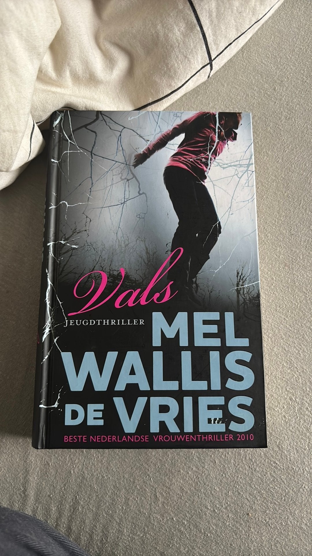 Mel Wallis de Vries - Vals, Ophalen of Verzenden, Gelezen, Mel Wallis de Vries