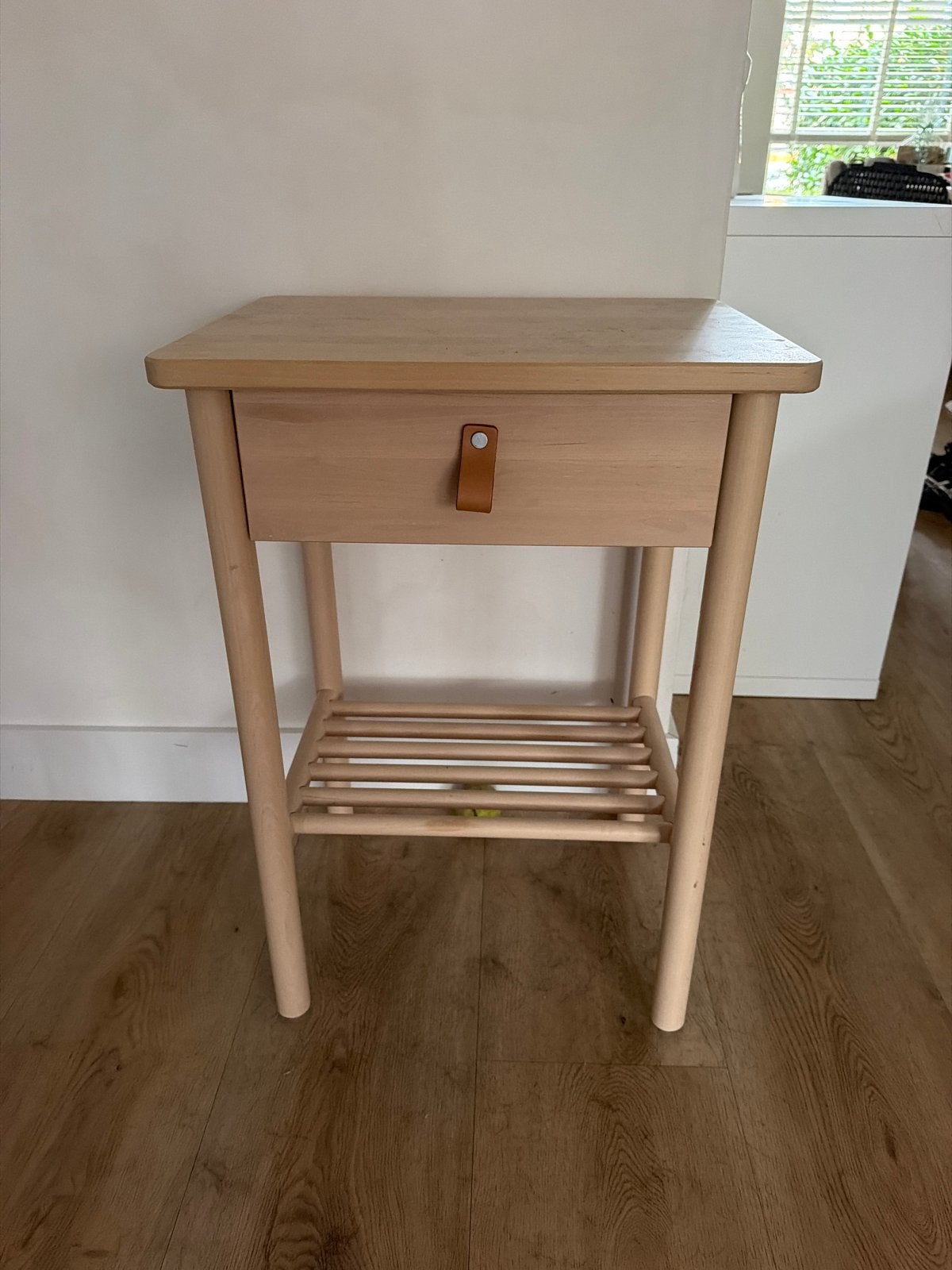 Ikea BJÖRKSNÄS Houten nachtkastje met lade en opbergrekje, Ophalen, 55 tot 70 cm, Zo goed als nieuw, 45 tot 65 cm