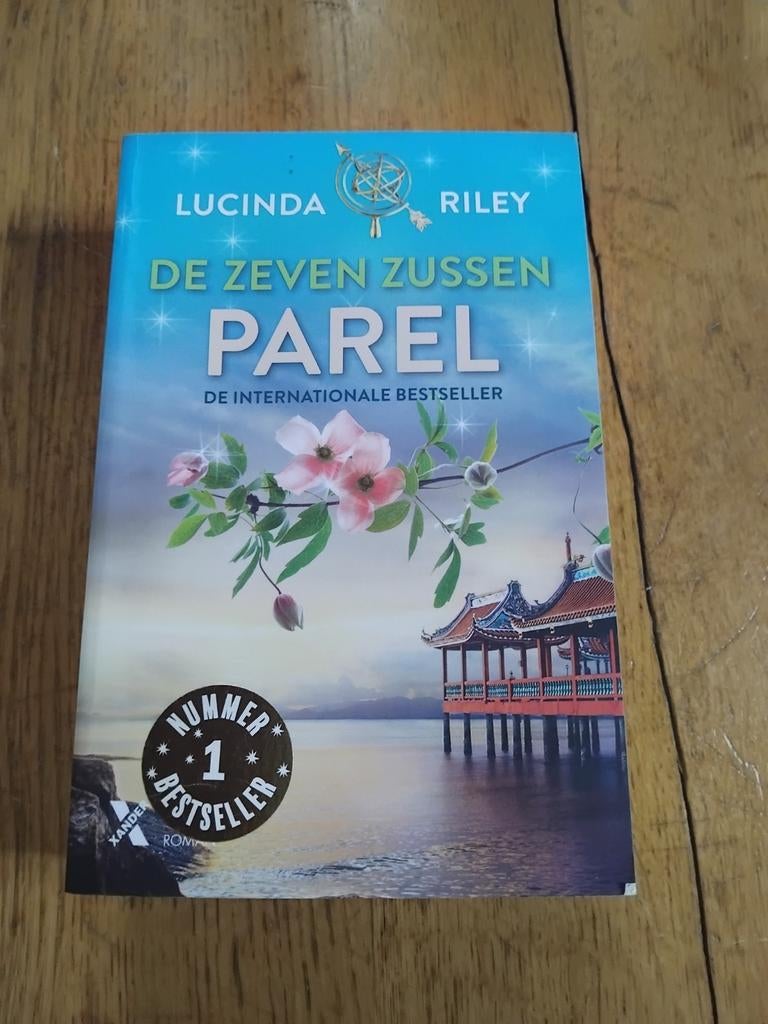De Zeven Zussen - Parel (Lucinda Riley) - 592 bladzijdes, Boeken, Romans, Ophalen of Verzenden, Gelezen, Lucinda Riley, Nederland