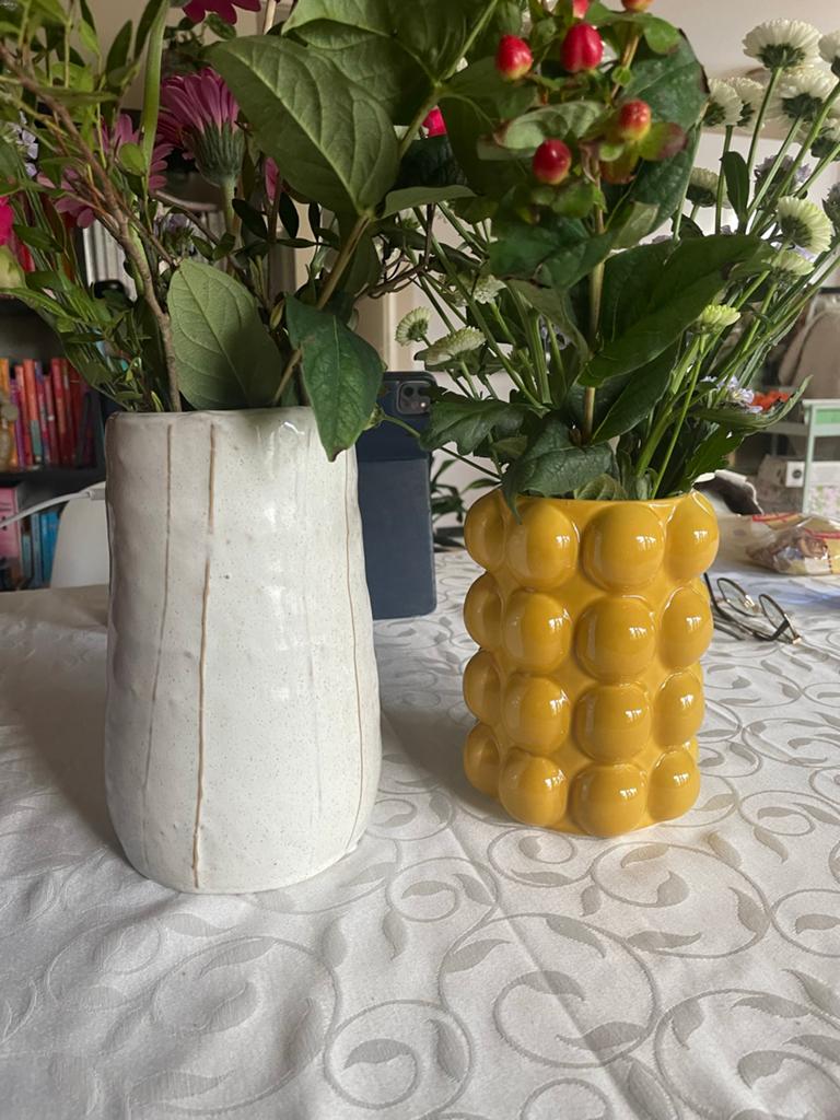 Set van 2 vazen: wit gestreept en geel bubbeldesign, Ophalen of Verzenden