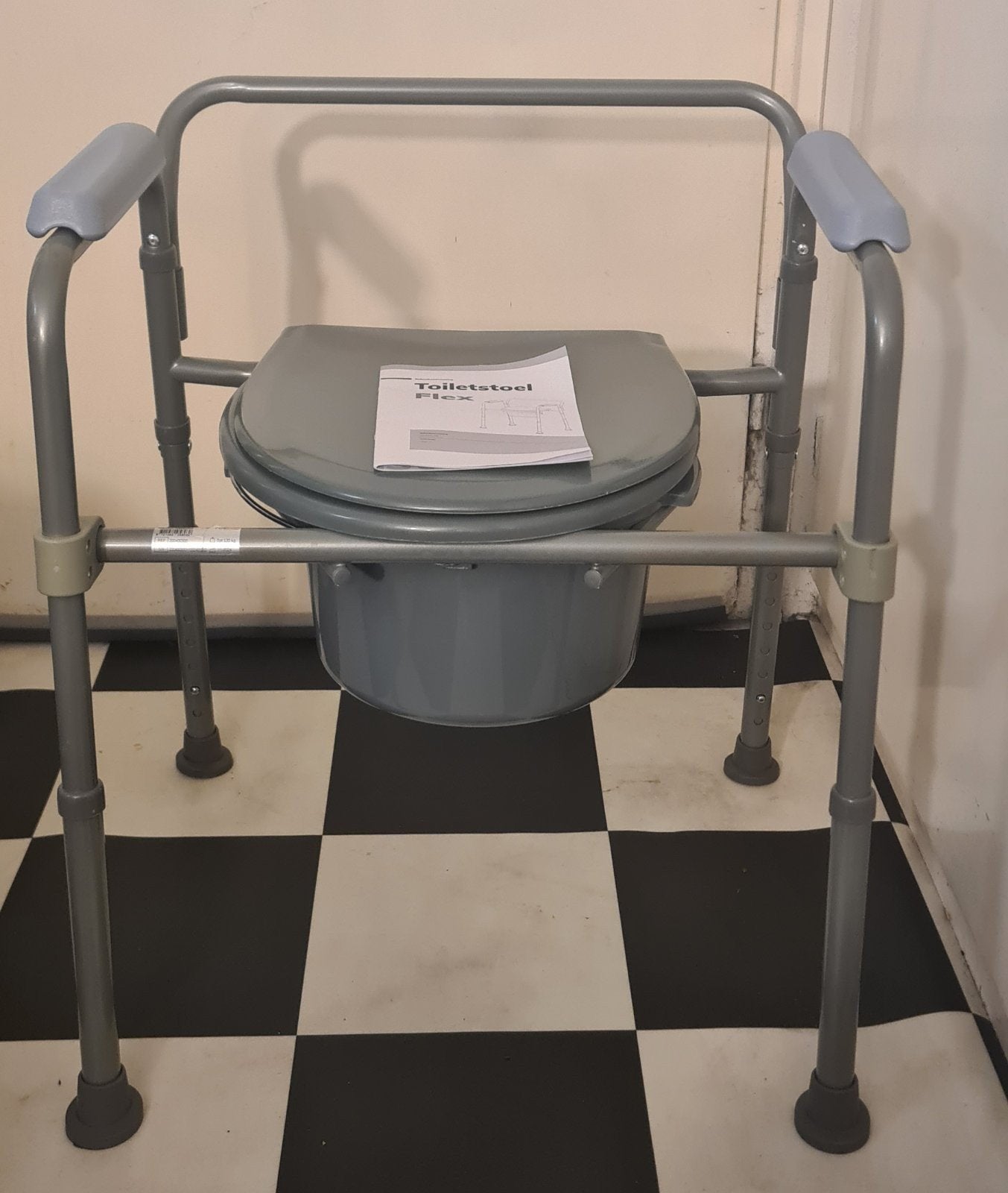 Toiletstoel  Opvouwbare postoel - Inclusief emmer met deksel, Diversen, Ophalen of Verzenden, Zo goed als nieuw
