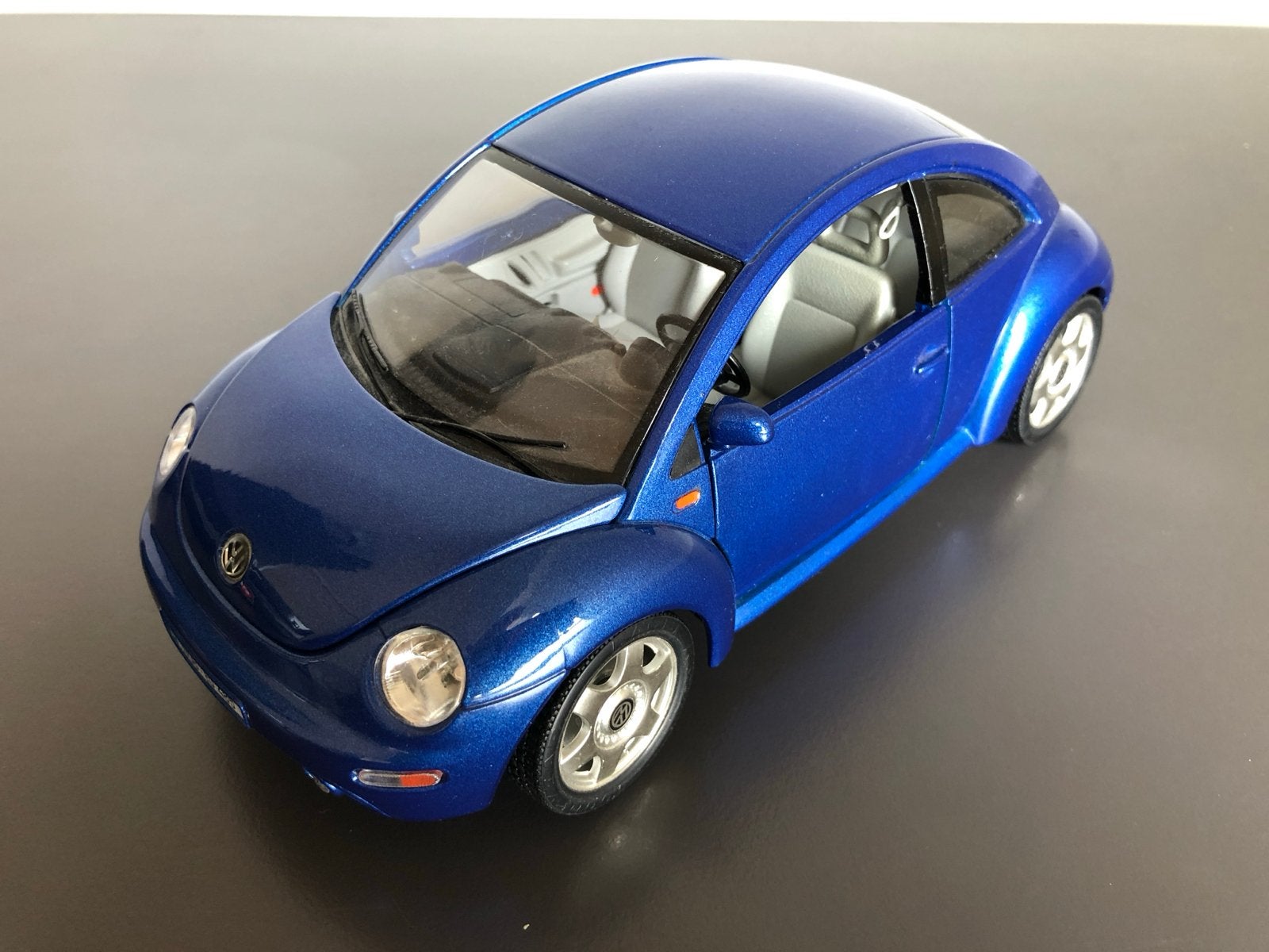 Bburago Volkswagen New Beetle 1998 - Blauw (1:18), Hobby en Vrije tijd, Modelauto's | 1:43, Ophalen of Verzenden, Nieuw, Auto