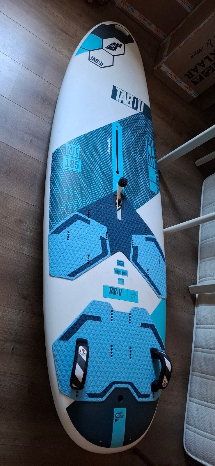 Complete windsurfset: Tabou plank, STX zeil, giek, mast, Watersport en Boten, Windsurfen, Nieuw, Complete set, Tabou, 250 tot 300 cm