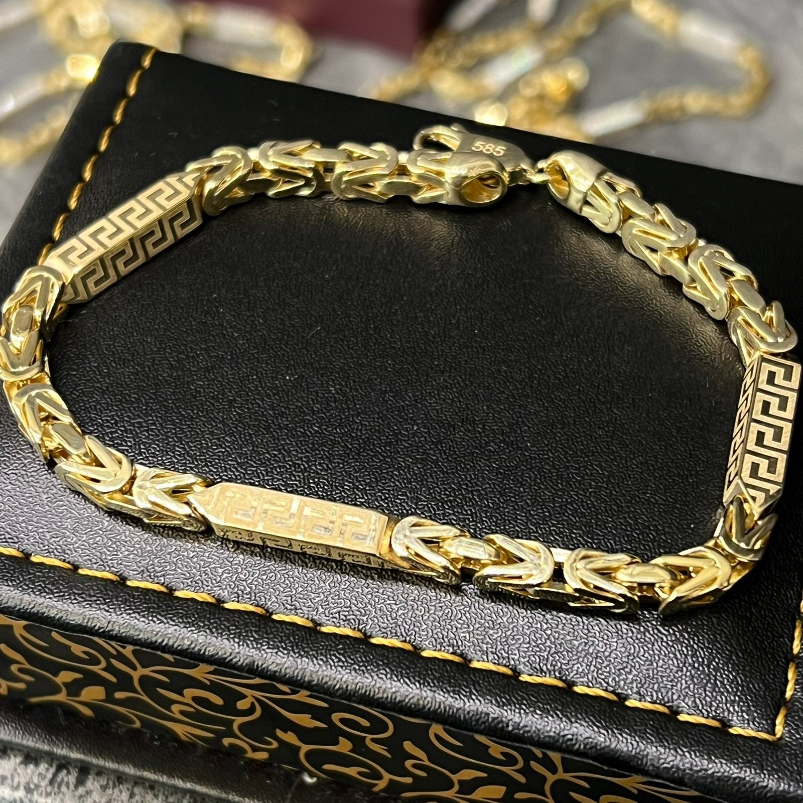 14k gouden armband koningsschakel versace, Ophalen of Verzenden, Zo goed als nieuw, Goud
