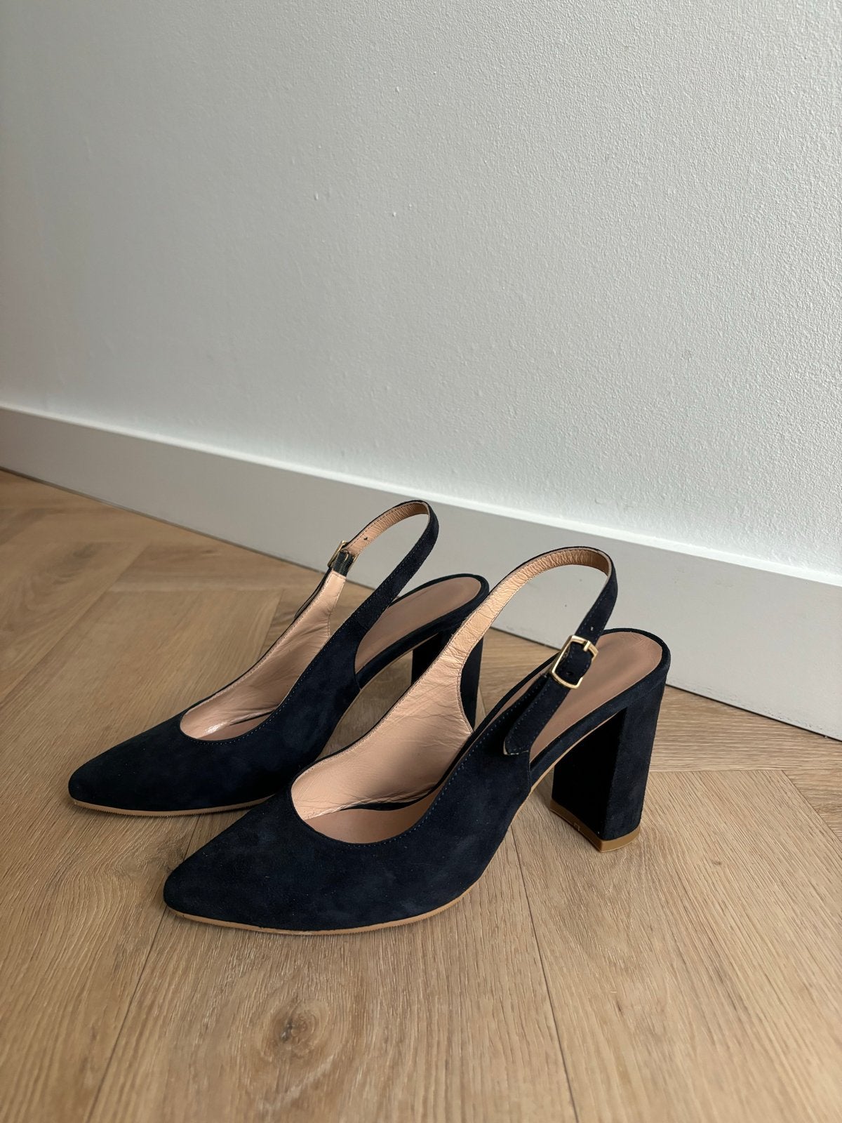 Donkerblauwe suède pumps met hak, Kleding | Dames, Pumps, Blauw, Ophalen of Verzenden, Zo goed als nieuw