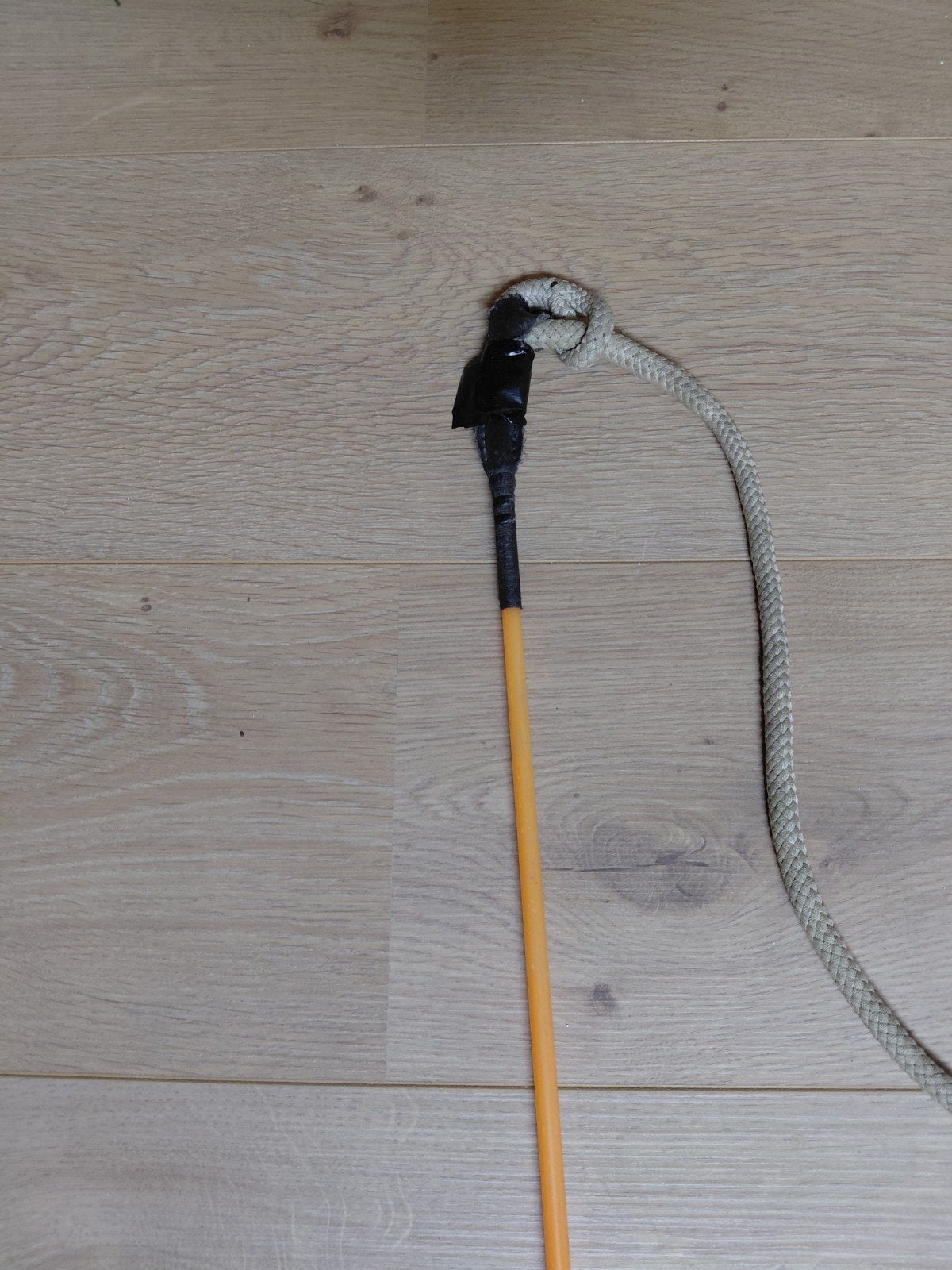 Zwart touwhalster en oranje stick., Dieren en Toebehoren, Recreatie, Ophalen of Verzenden, Zo goed als nieuw, Halster