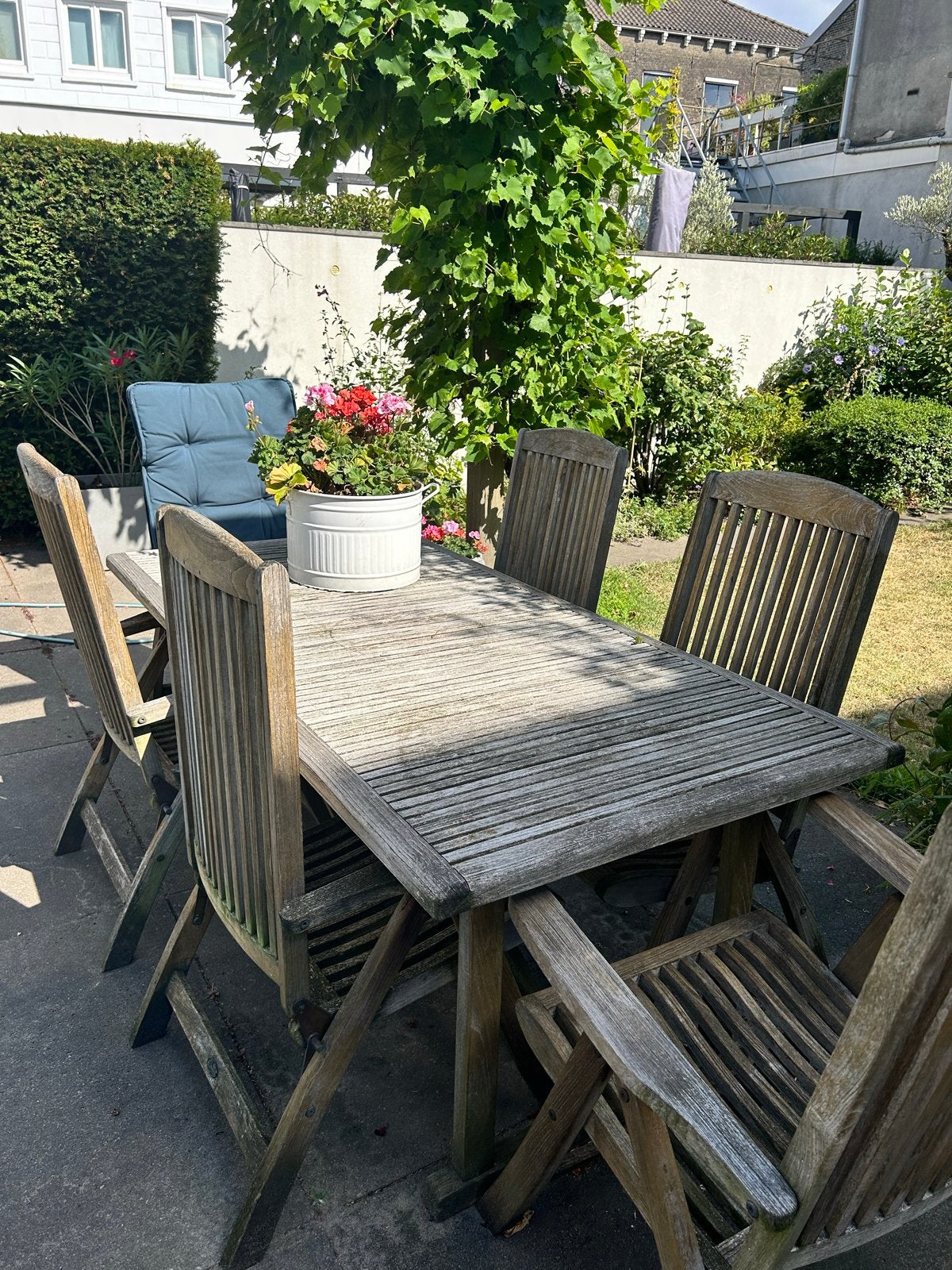Queen tuintafel met 6 stoelen en blauwe kussens, Ophalen, Gebruikt, Rechthoekig, Hout