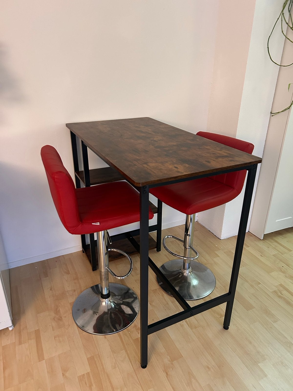 Bartafel met 2 rode barkrukken, Ophalen, Kunststof, Gebruikt, Met voetsteun