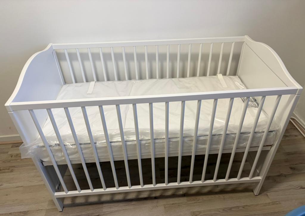 Nieuwe babybed met matras, Ophalen, Zo goed als nieuw, Ledikant