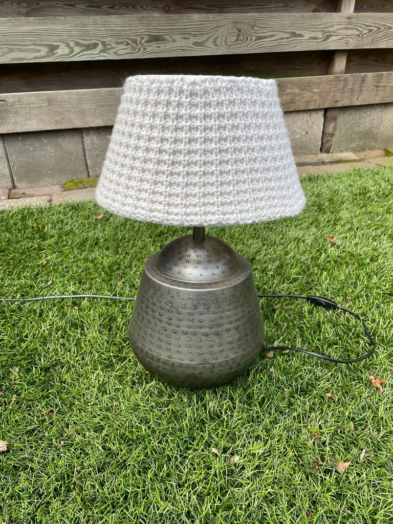 Tafellamp met metalen voet en gebreide kap, Ophalen of Verzenden, Gebruikt, Metaal, Minder dan 50 cm