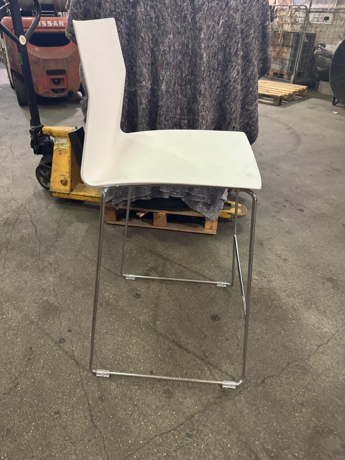 Witte design bar kruk, Huis en Inrichting, Barkrukken, Ophalen, Kunststof, 60 tot 90 cm, Zo goed als nieuw