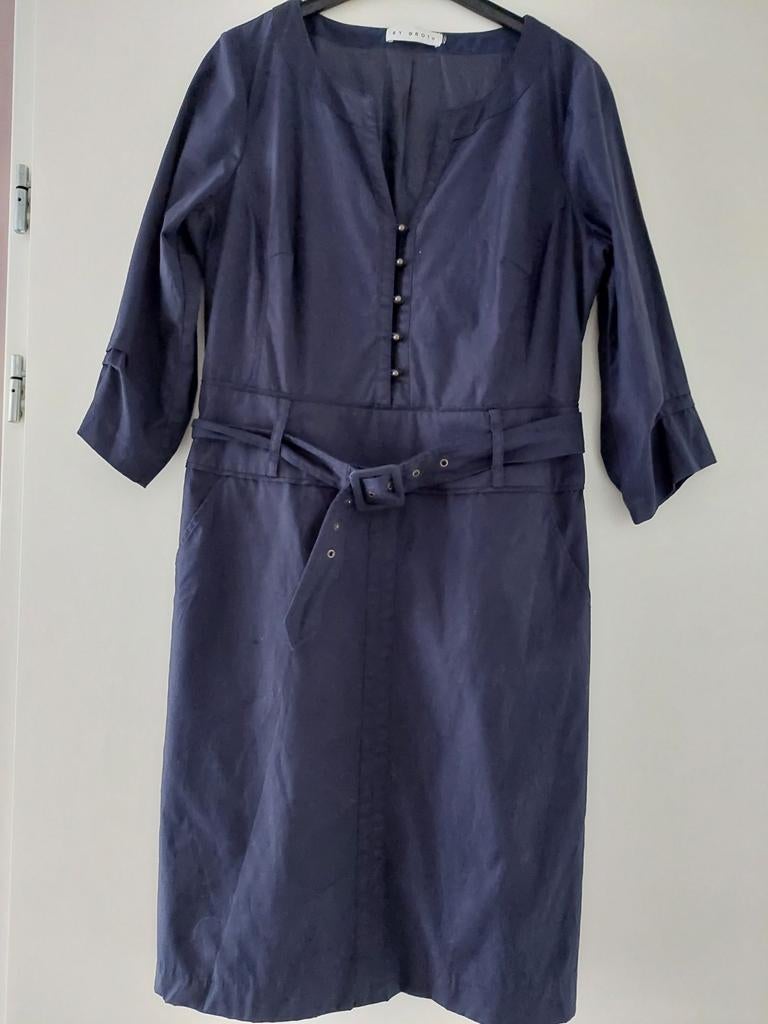 By Groth - Blauwe jurk met riem - Maat M - maat 38/40, Kleding | Dames, Jurken, Maat 38/40 (M), Blauw, Ophalen of Verzenden, Zo goed als nieuw