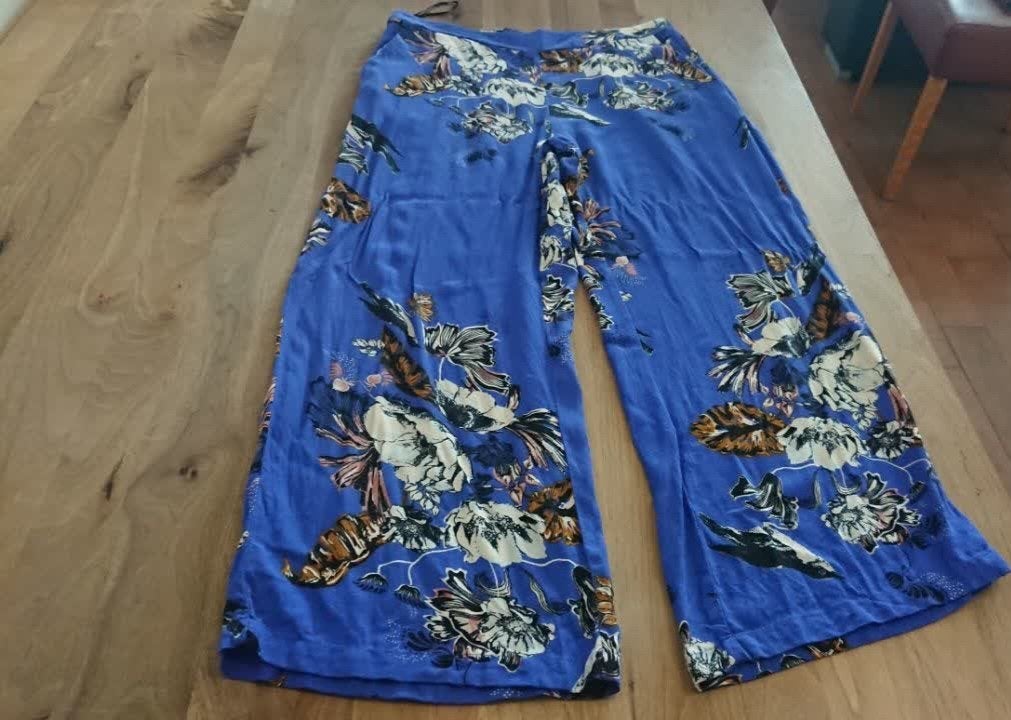Vila Dames Broek Maat 34 met Bloemenprint, Kleding | Dames, Blauw, Ophalen of Verzenden, Zo goed als nieuw, Maat 34 (XS) of kleiner