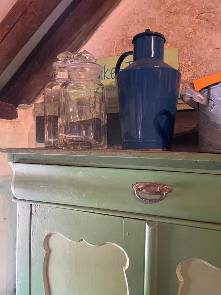 Oude emaille spullen en glazen potten, Ophalen