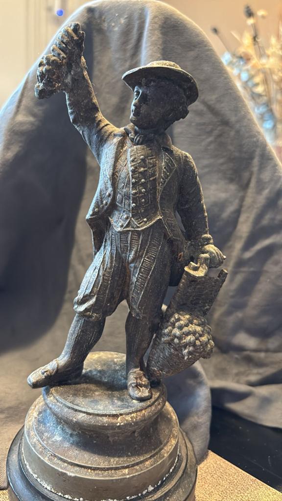 Antiek bronzen beeldje: Jongen met fruit, Antiek en Kunst, Antiek | Koper en Brons, Ophalen of Verzenden, Brons