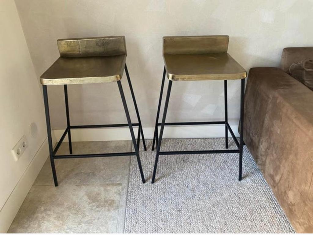 2 prachtige gouden look metalen barkrukken met zwarte poten, Huis en Inrichting, Barkrukken, Ophalen, 60 tot 90 cm, Zo goed als nieuw
