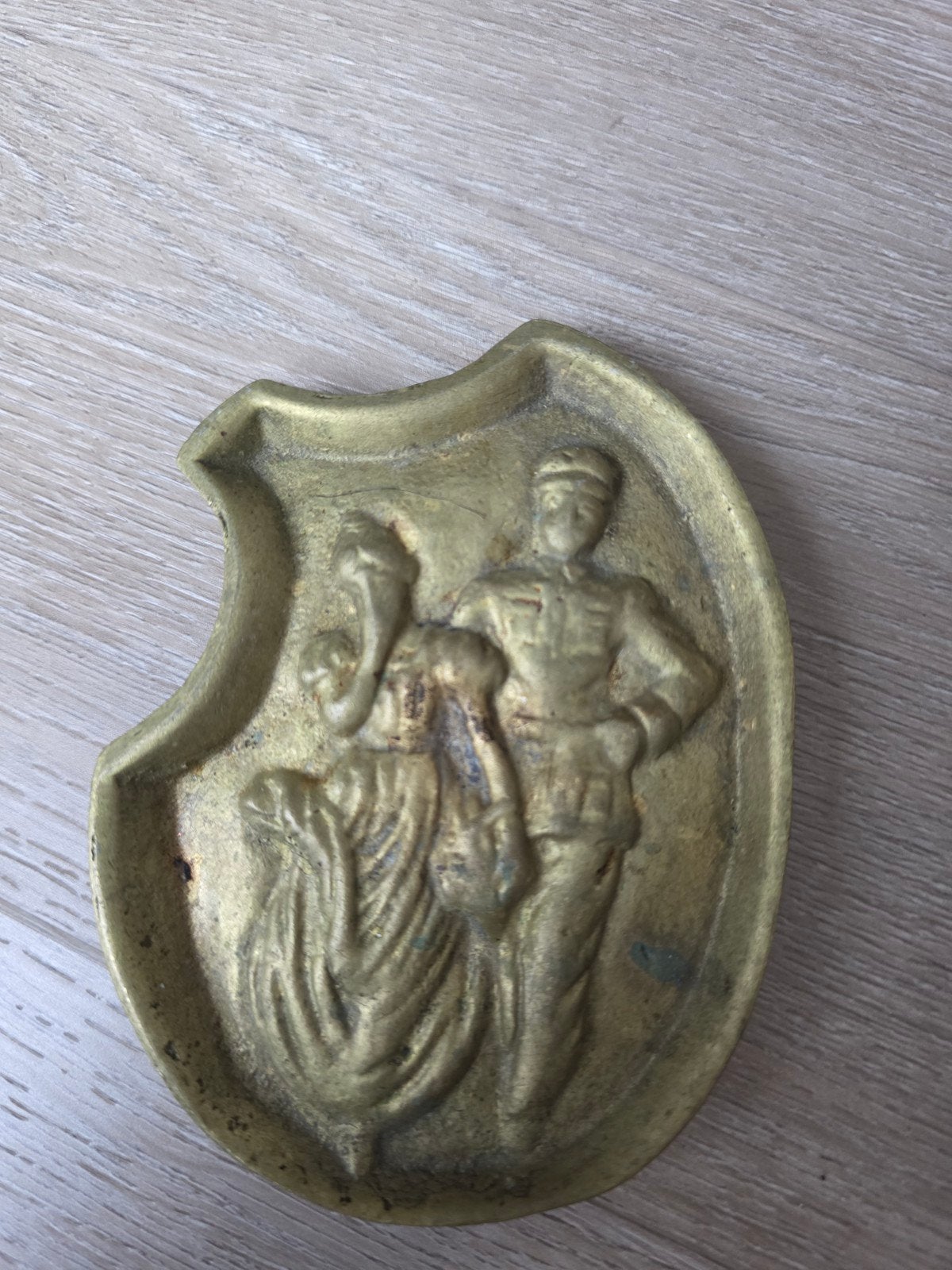 Antiek messing asbakje / vide-poche met ondeugende scène, Antiek en Kunst, Ophalen of Verzenden