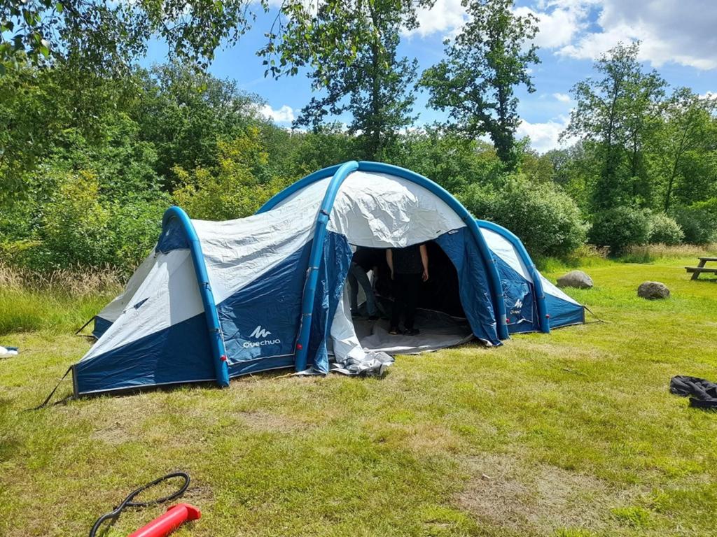 Opblaasbare 8-persoons tent met luifel en pomp, Caravans en Kamperen, Tenten, Ophalen, Gebruikt, Meer dan 6